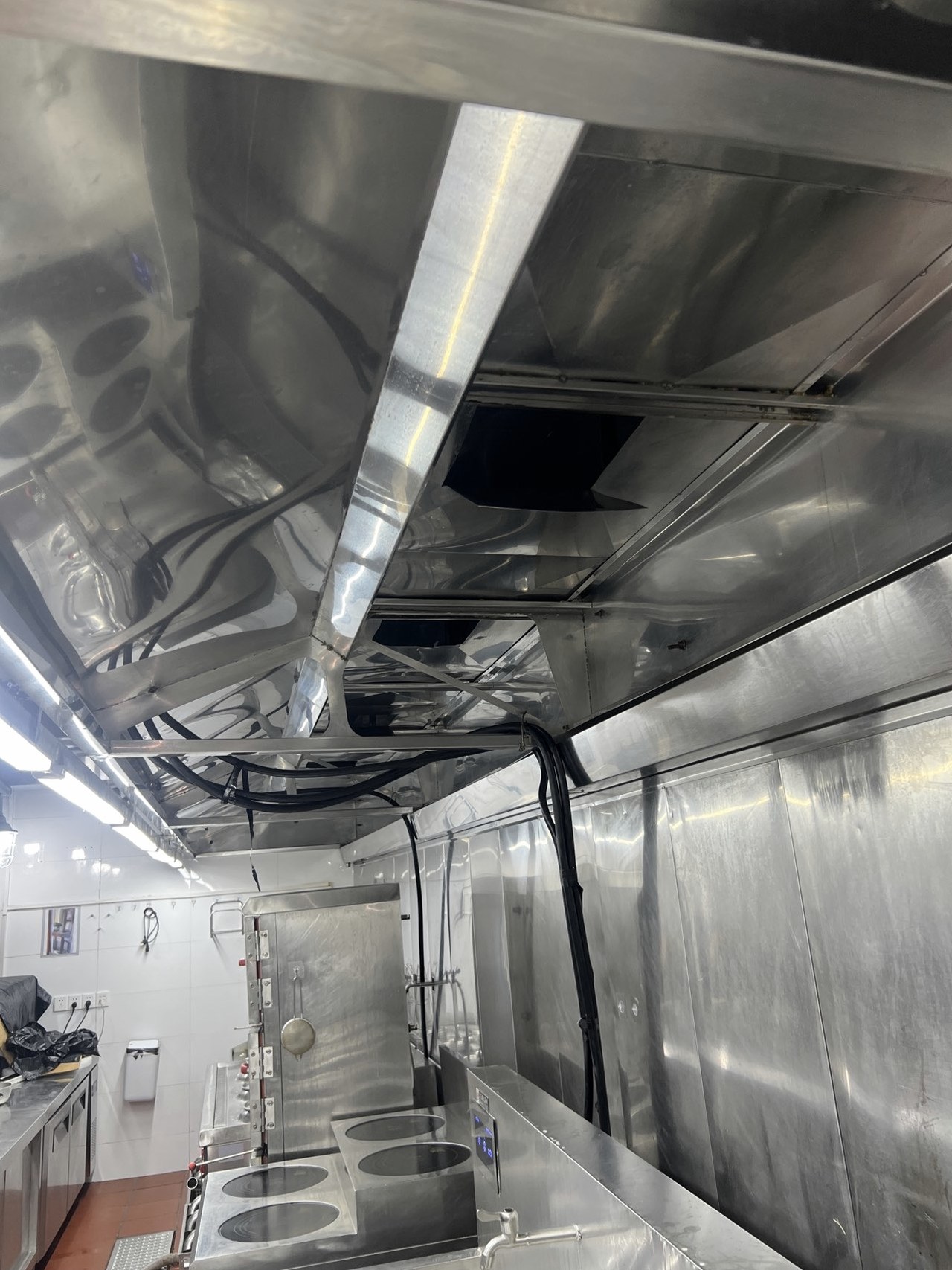 郑州火锅店排烟管道清洗清洗流程 - 清洗后 - 机器人清洗高标准交付