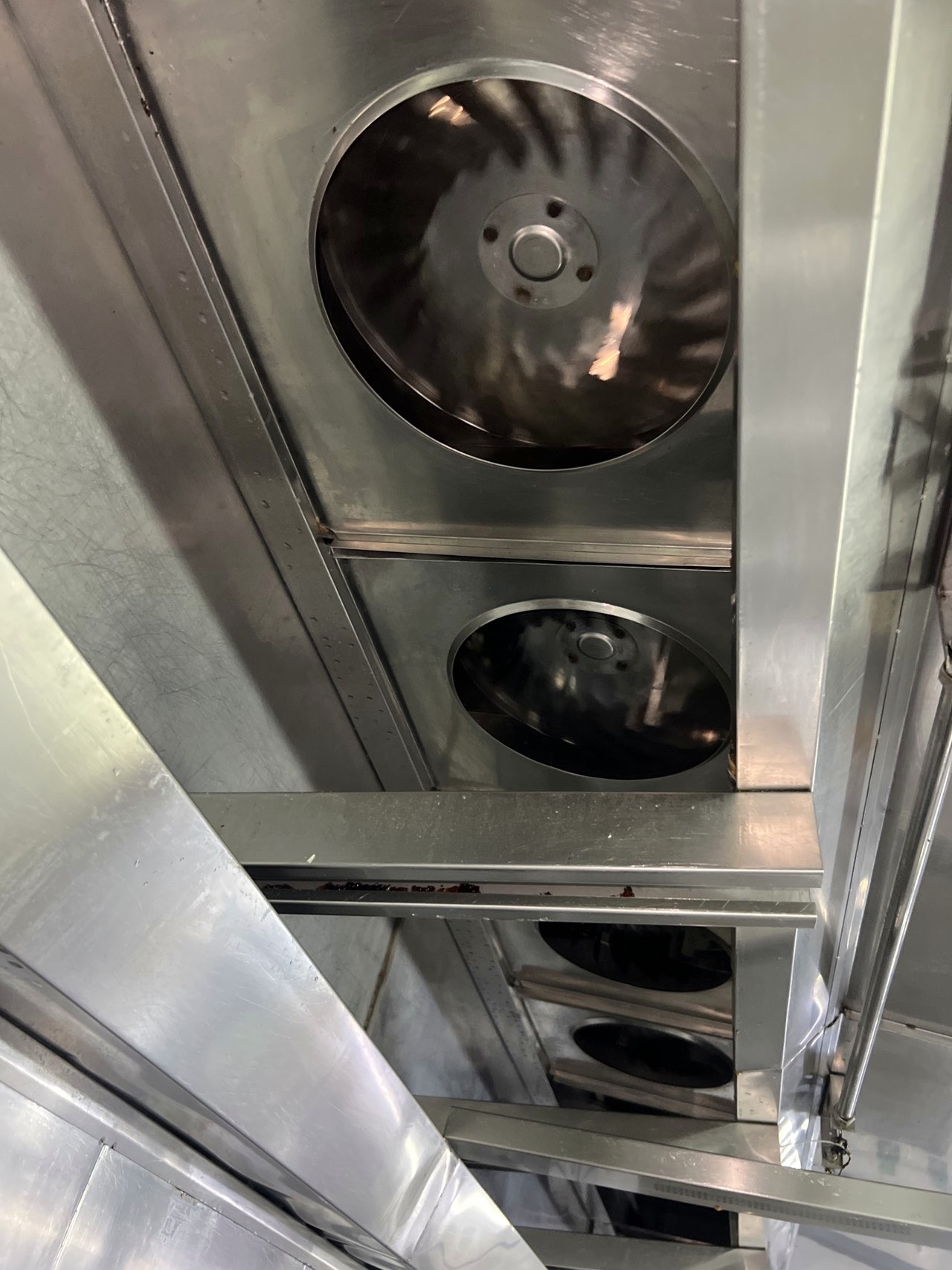 专业解读：自助餐厅油烟管道清洗火灾预防 - 清洗后 - 机器人清洗高标准交付