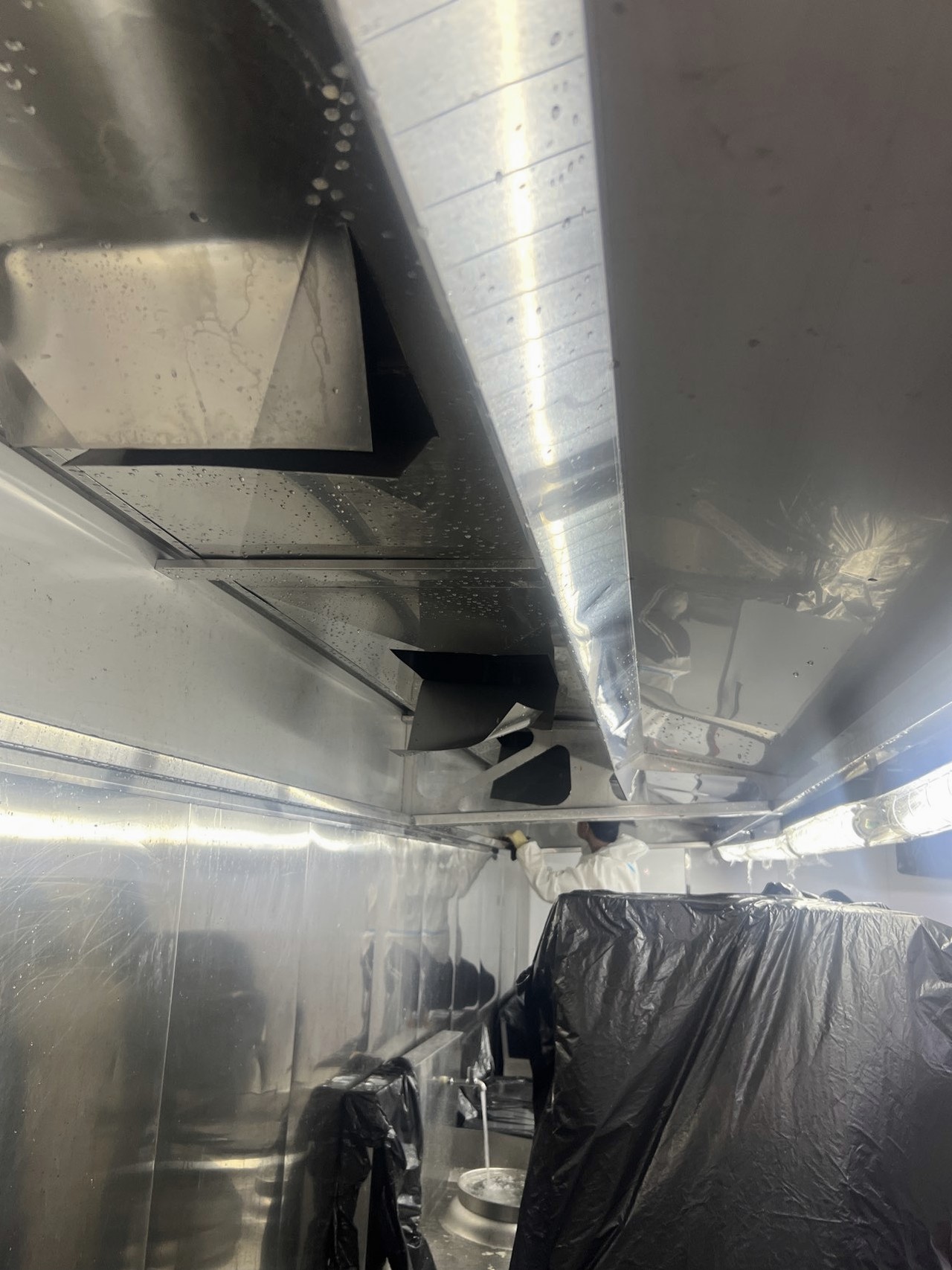 郑州管城区饭店烟道清洗大概多少钱一米 - 清洗后 - 机器人清洗高标准交付