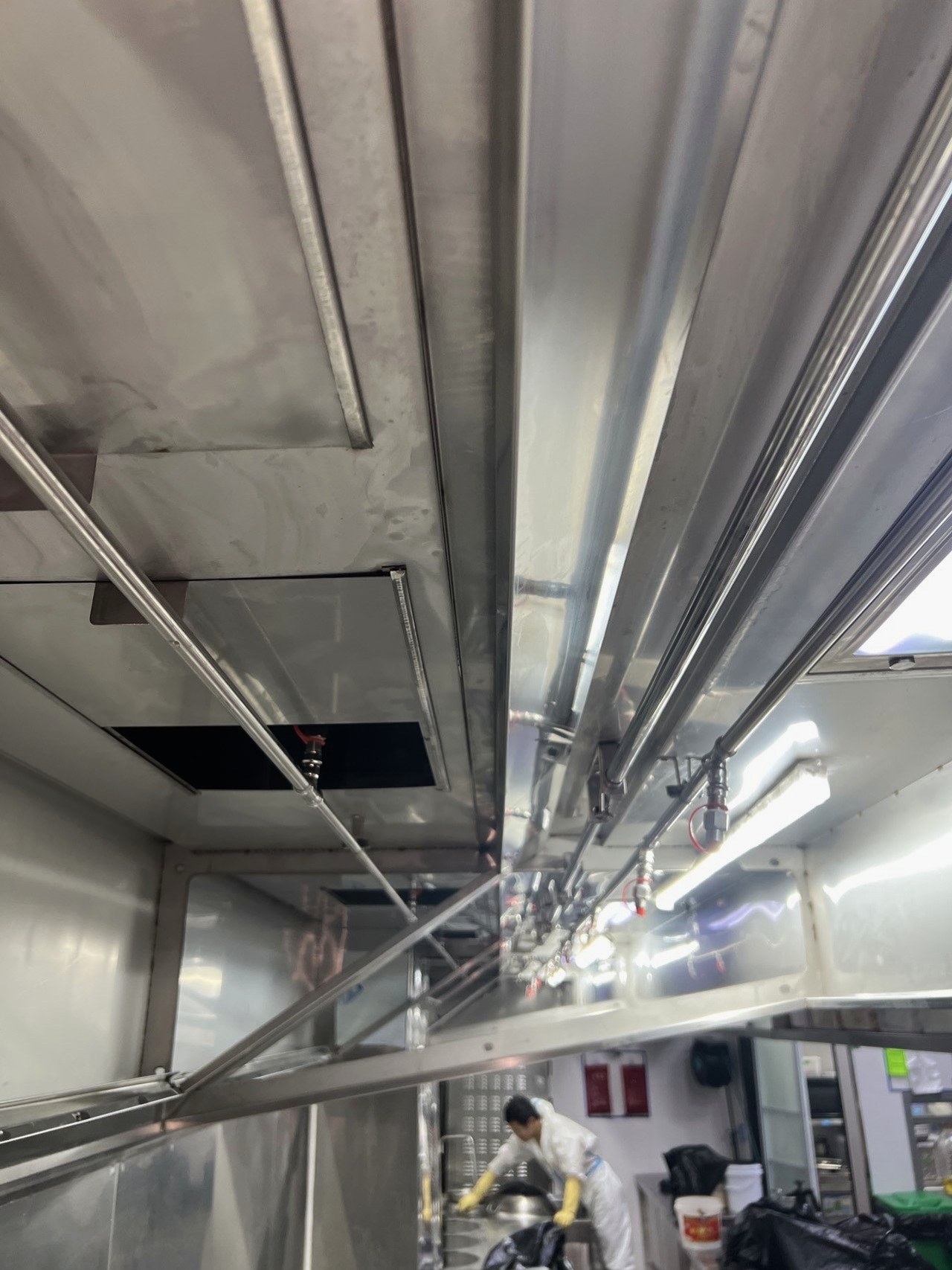 郑州郑东新区商场餐饮店铺排烟管道消防验收标准 - 清洗后 - 机器人清洗高标准交付
