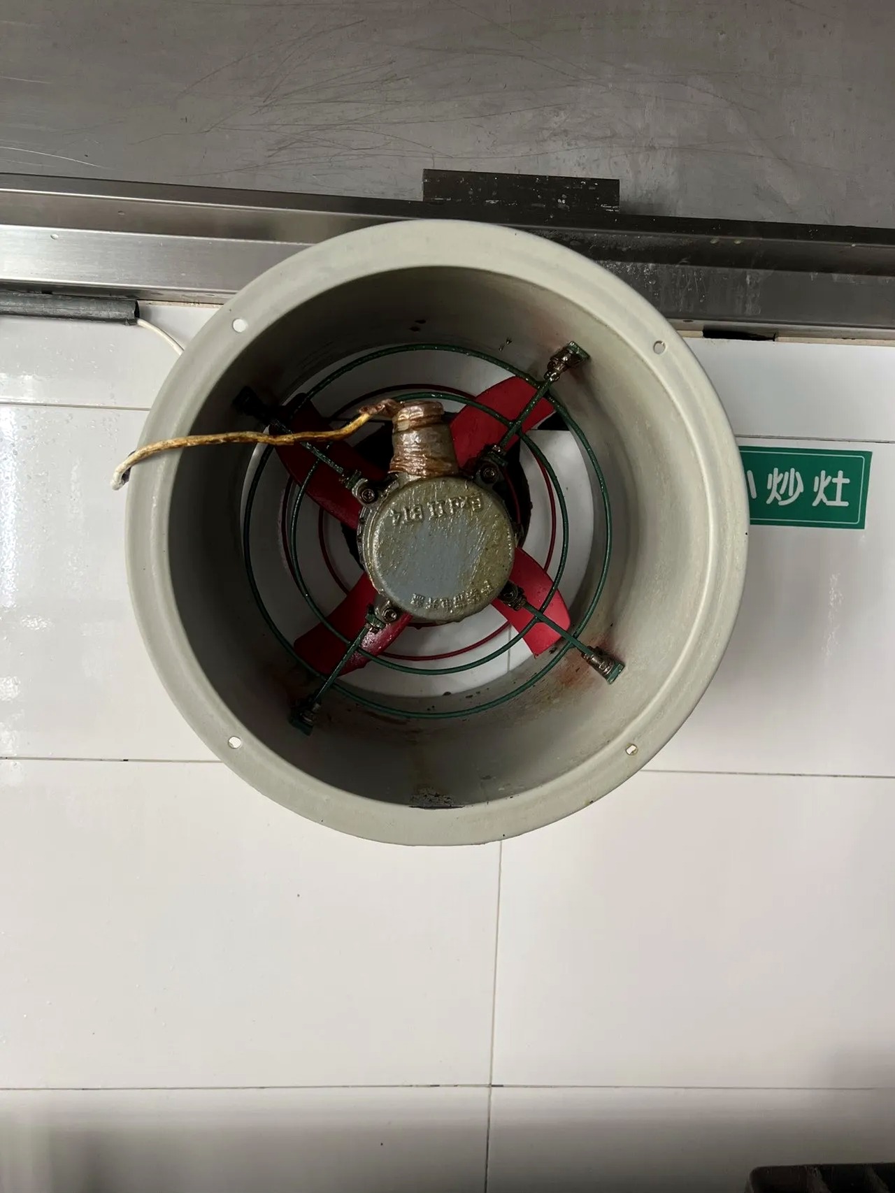 郑州郑东新区本地正规的排烟罩油垢清洗服务商 - 清洗后 - 机器人清洗高标准交付