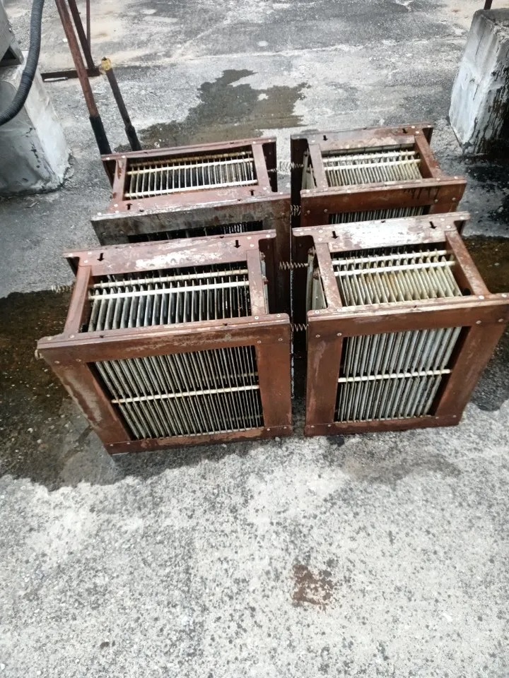 鹤壁酒店厨房清洁:饭店厨房油烟机清洗与厨房能源节约 - 清洗前 - 郑州天得一国家一级资质团队作业实拍