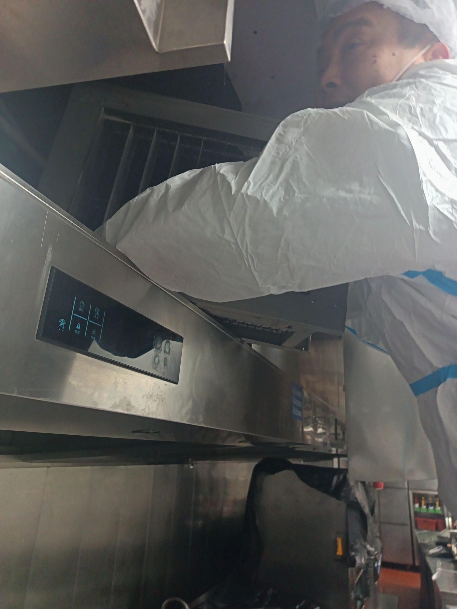 信阳饭店厨房清洁：深度油烟机清洗与厨房通风管道清洁 - 清洗前 - 郑州天得一国家一级资质团队作业实拍