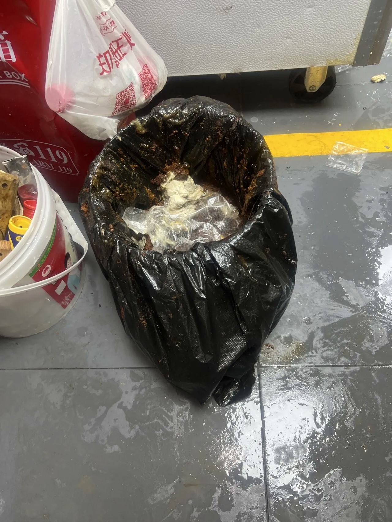 酒店厨房清洁：油烟机清洗及厨房防火门清洁 - 清洗前 - 郑州天得一国家一级资质团队作业实拍