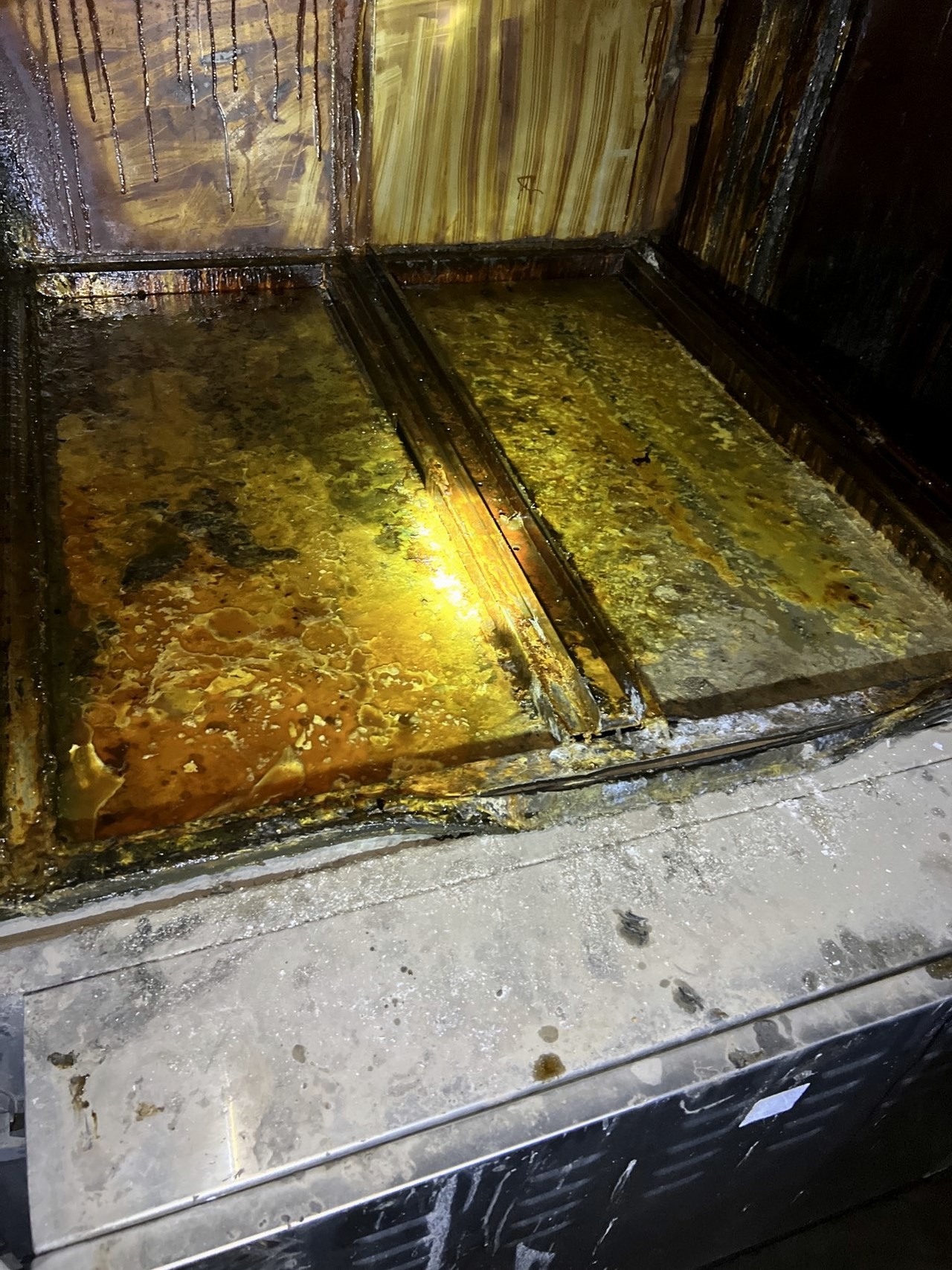 实惠油烟机清洗套餐,性价比超高,不容错过 - 清洗前 - 郑州天得一国家一级资质团队作业实拍