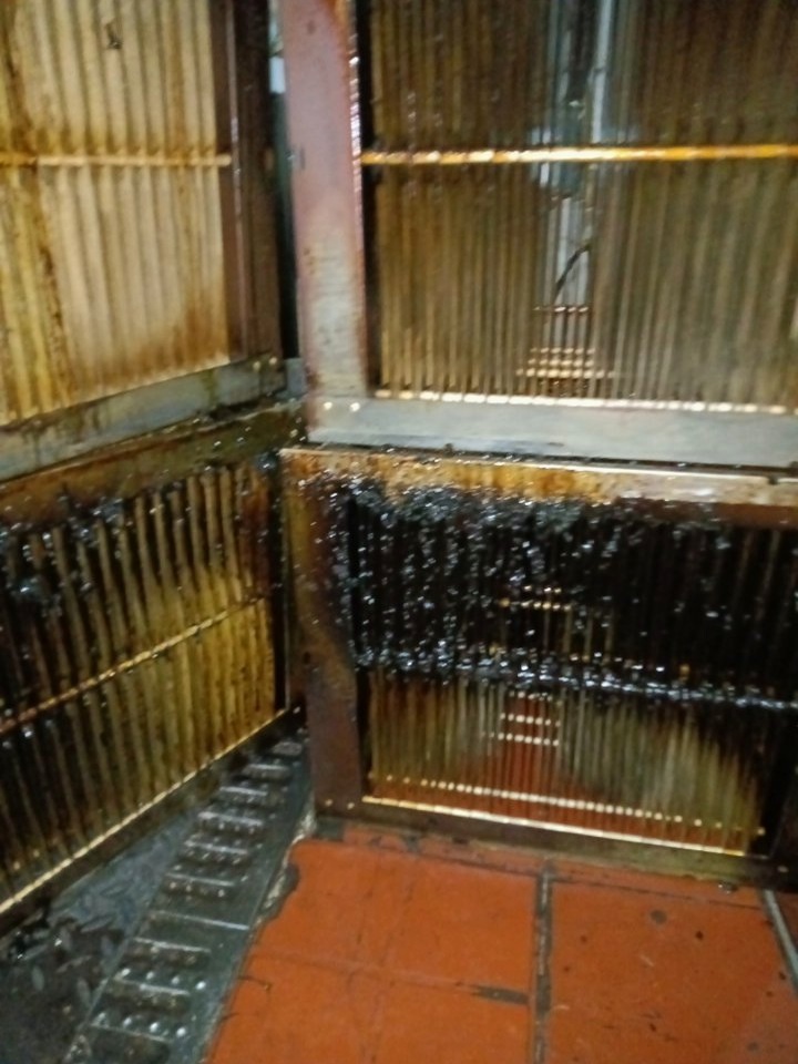 厨房油烟机全面净化,清新烹饪,享受无烟生活 - 清洗前 - 郑州天得一国家一级资质团队作业实拍
