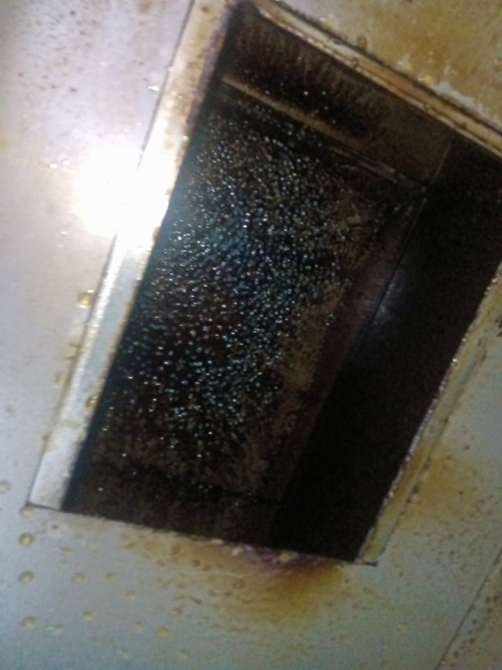 深度油烟机清洁,厨房回归自然清新,健康生活新篇章 - 清洗前 - 郑州天得一国家一级资质团队作业实拍