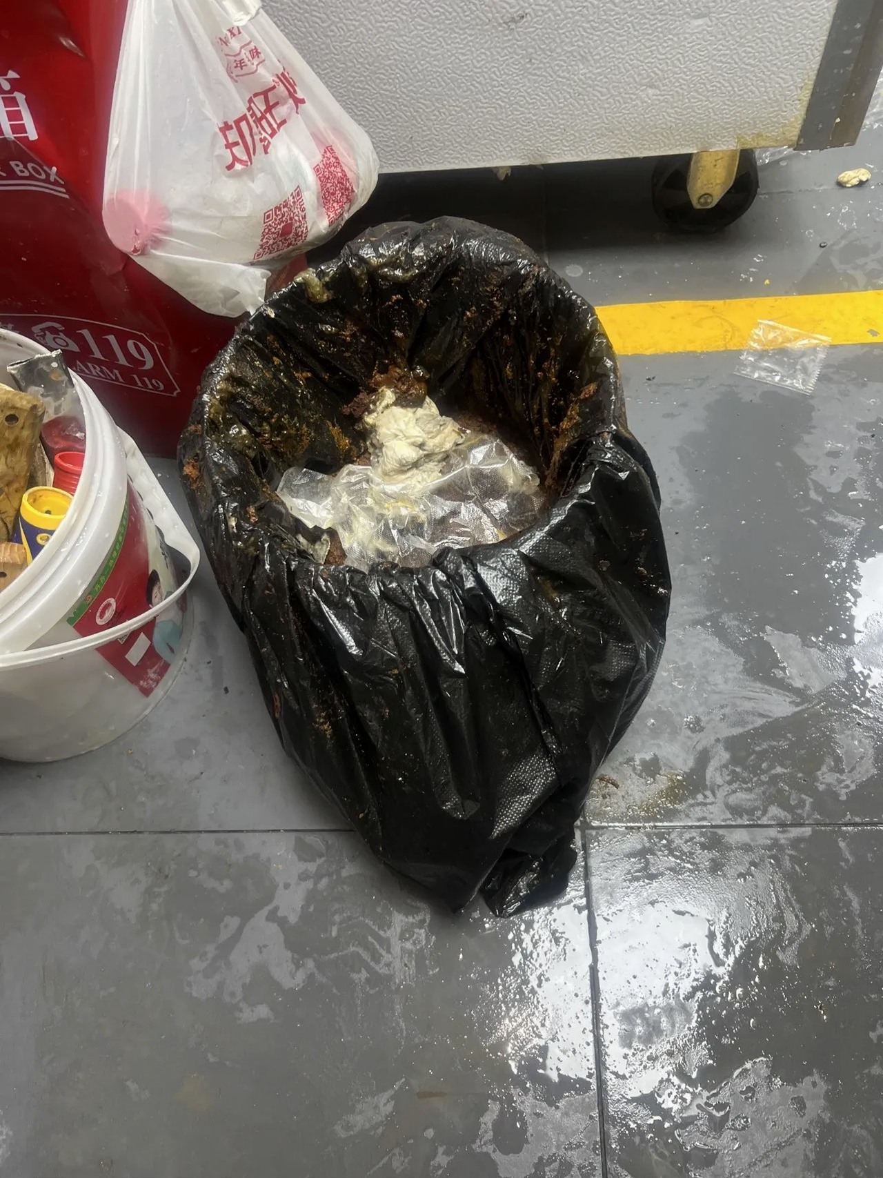 厨房油烟机全面清洗,告别油烟,清新厨房烹饪更自由、更畅快 - 清洗前 - 郑州天得一国家一级资质团队作业实拍