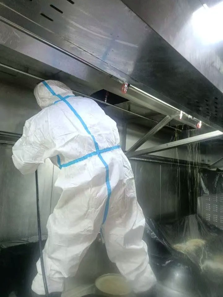 厨房油烟机全面革新,打造清新烹饪空间,健康生活从此刻开始 - 清洗前 - 郑州天得一国家一级资质团队作业实拍