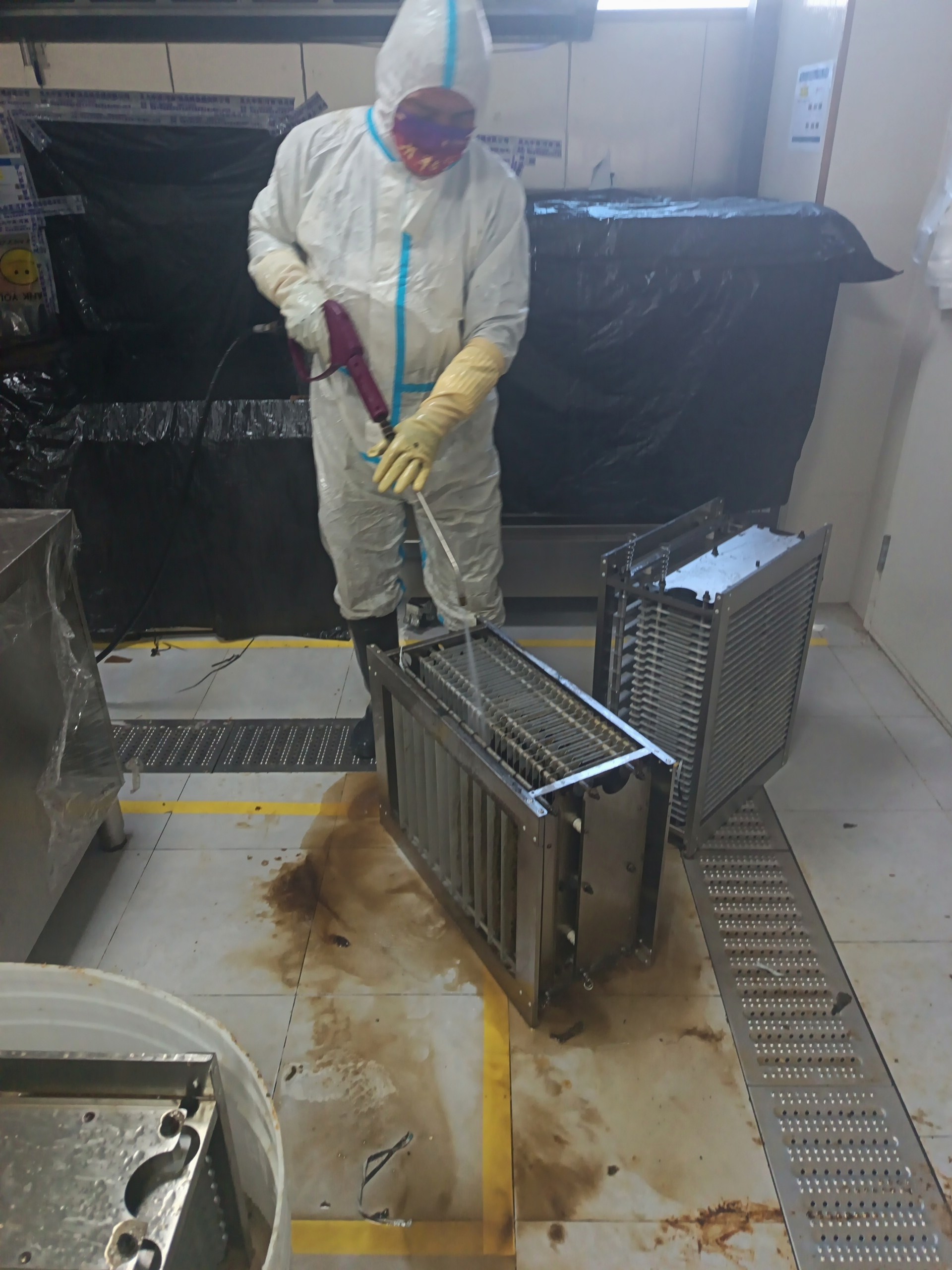 专业油烟机清洗，厨房空气如画，清新宜人，烹饪更添健康 - 清洗前 - 郑州天得一国家一级资质团队作业实拍