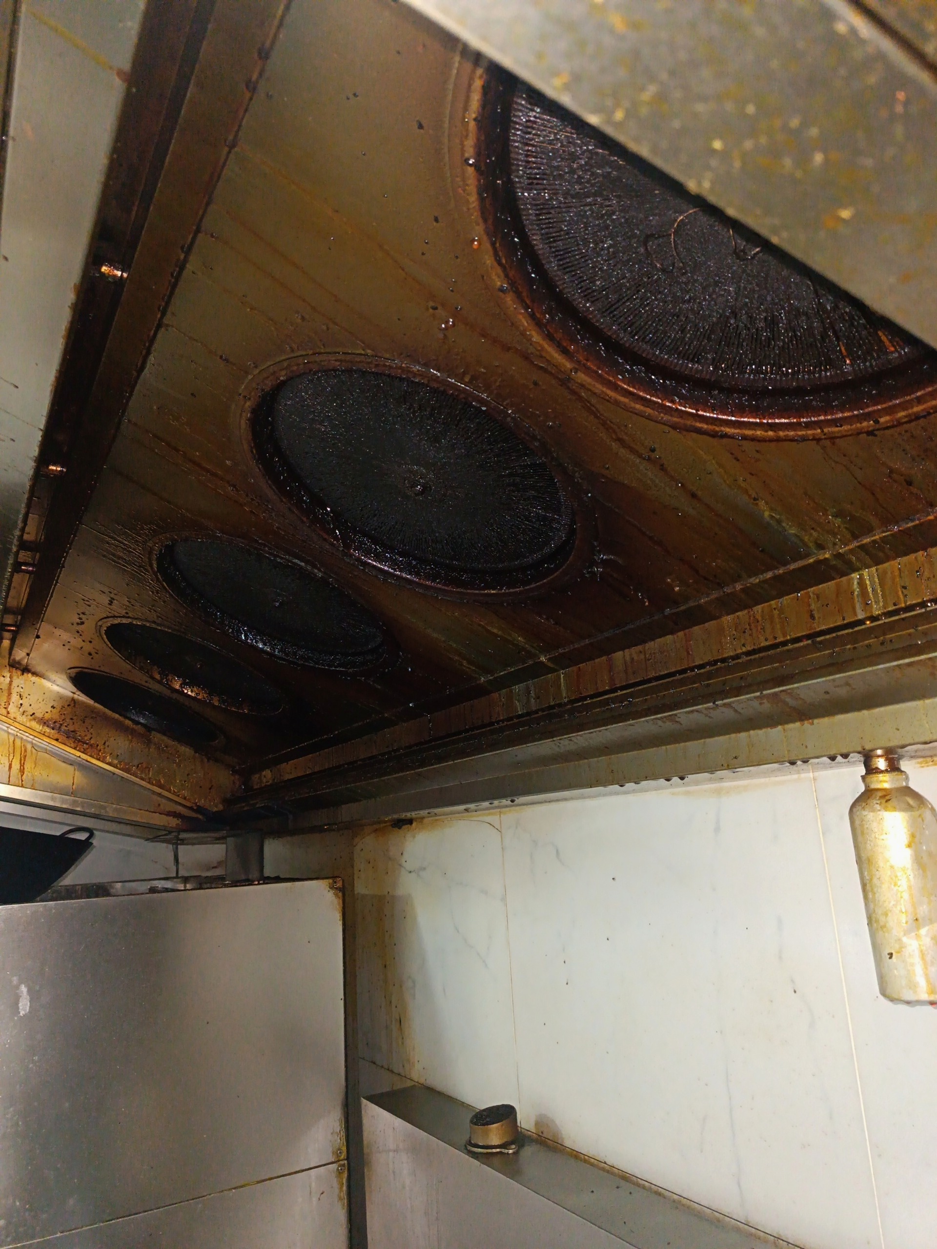 深度油烟机清洁，厨房空气回归自然，烹饪更享清新宁静 - 清洗前 - 郑州天得一国家一级资质团队作业实拍