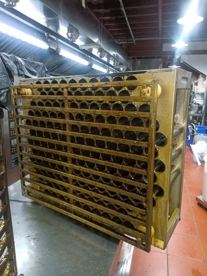 深度油烟机清洁，厨房空气再进化，烹饪时光更清新愉悦 - 清洗前 - 郑州天得一国家一级资质团队作业实拍