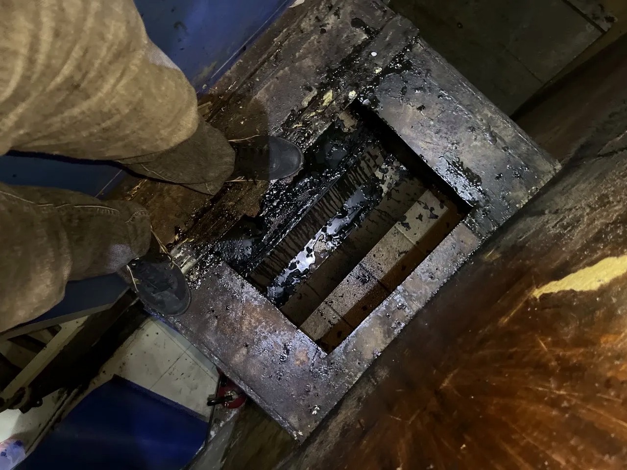 油烟机专业洗护，厨房空间焕然一新，烹饪更享清新环境 - 清洗前 - 郑州天得一国家一级资质团队作业实拍