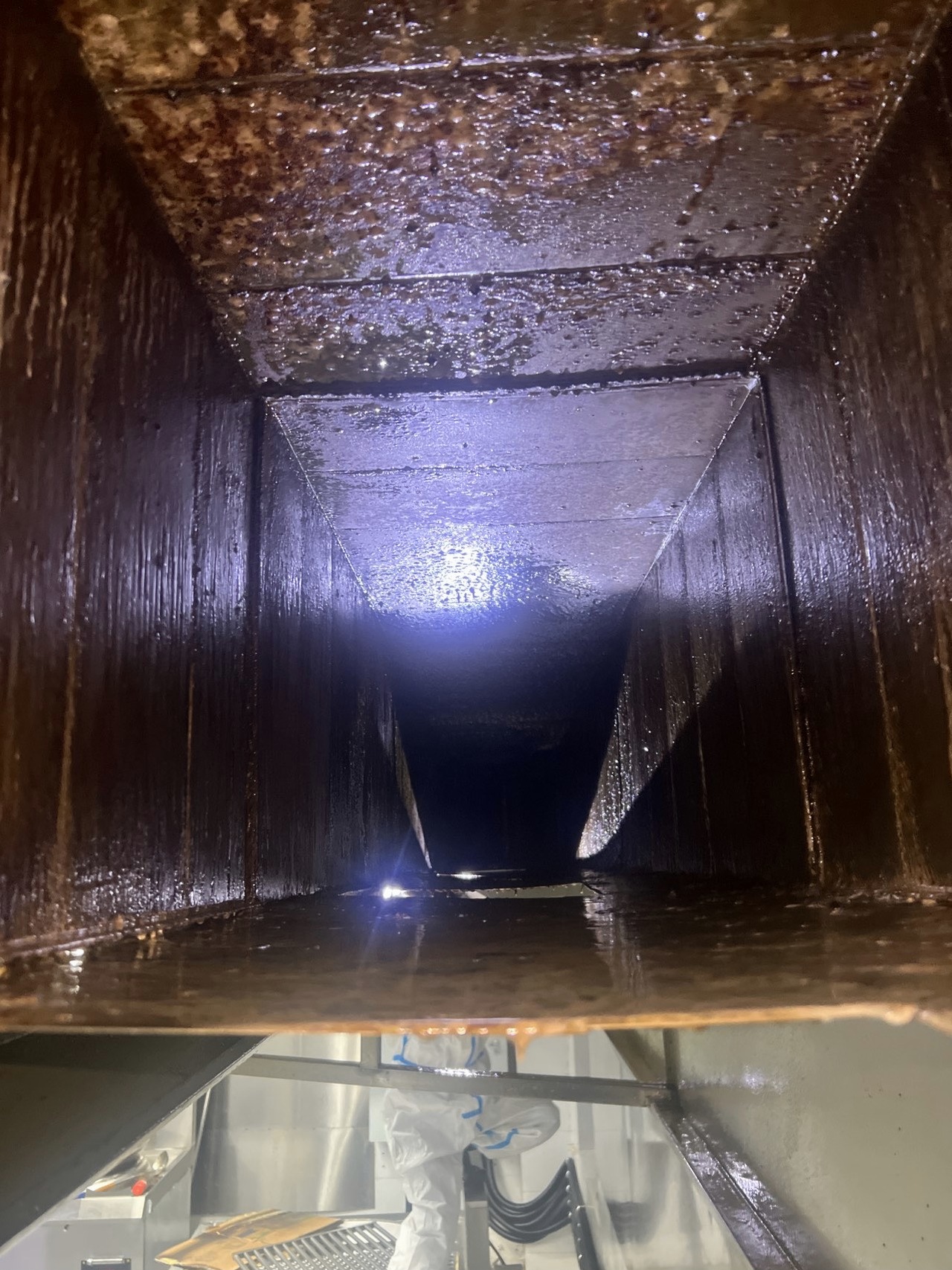 厨房油烟机全面净化升级告别油烟烦恼享受清新烹饪天地 - 清洗前 - 郑州天得一国家一级资质团队作业实拍