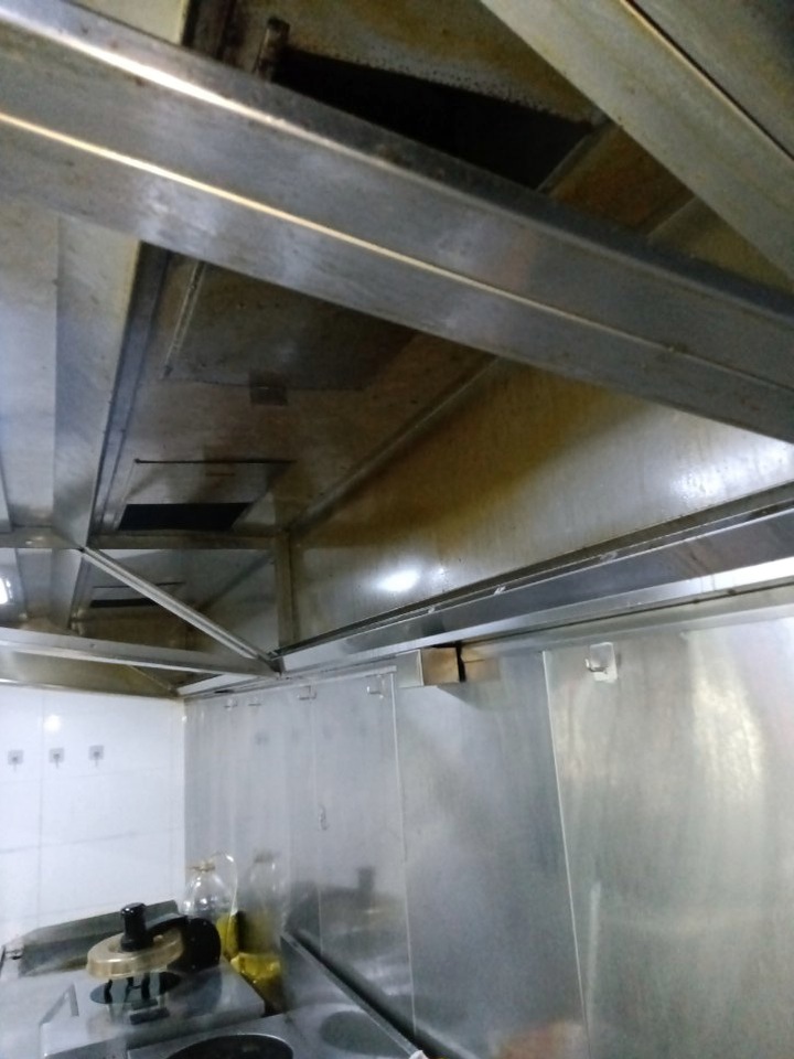 油烟机清洗专家量身定制清新方案厨房环境更雅致宁静舒适 - 清洗前 - 郑州天得一国家一级资质团队作业实拍