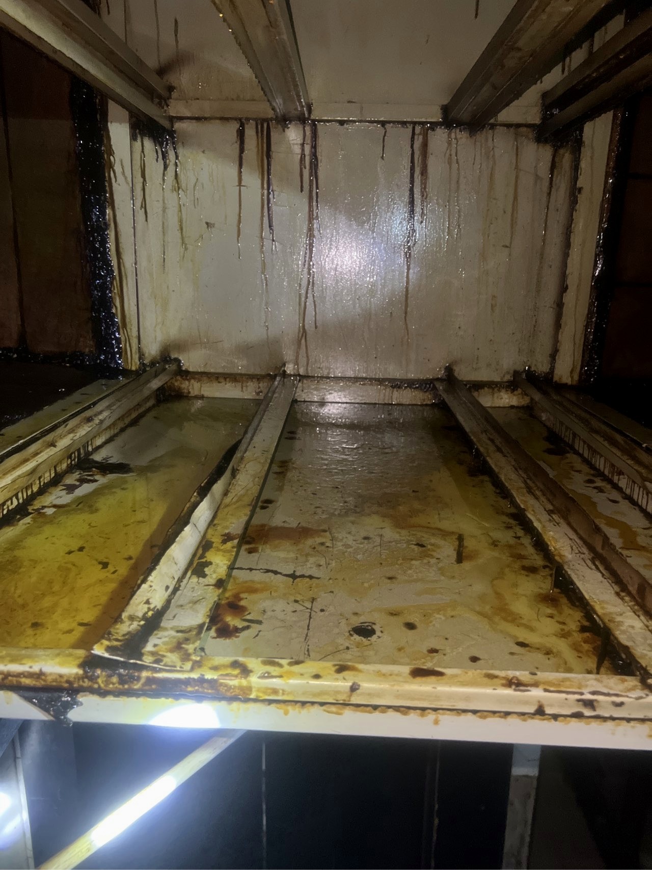 油烟机专业洗护全面升级厨房空气再进化清新明亮烹饪时光 - 清洗前 - 郑州天得一国家一级资质团队作业实拍