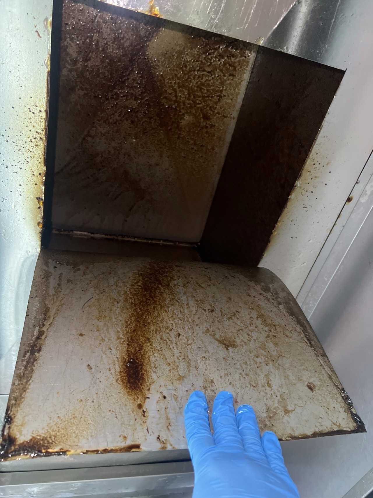 厨房油烟机全面净化升级，油烟烦恼一扫而空享受清新烹饪 - 清洗前 - 郑州天得一国家一级资质团队作业实拍