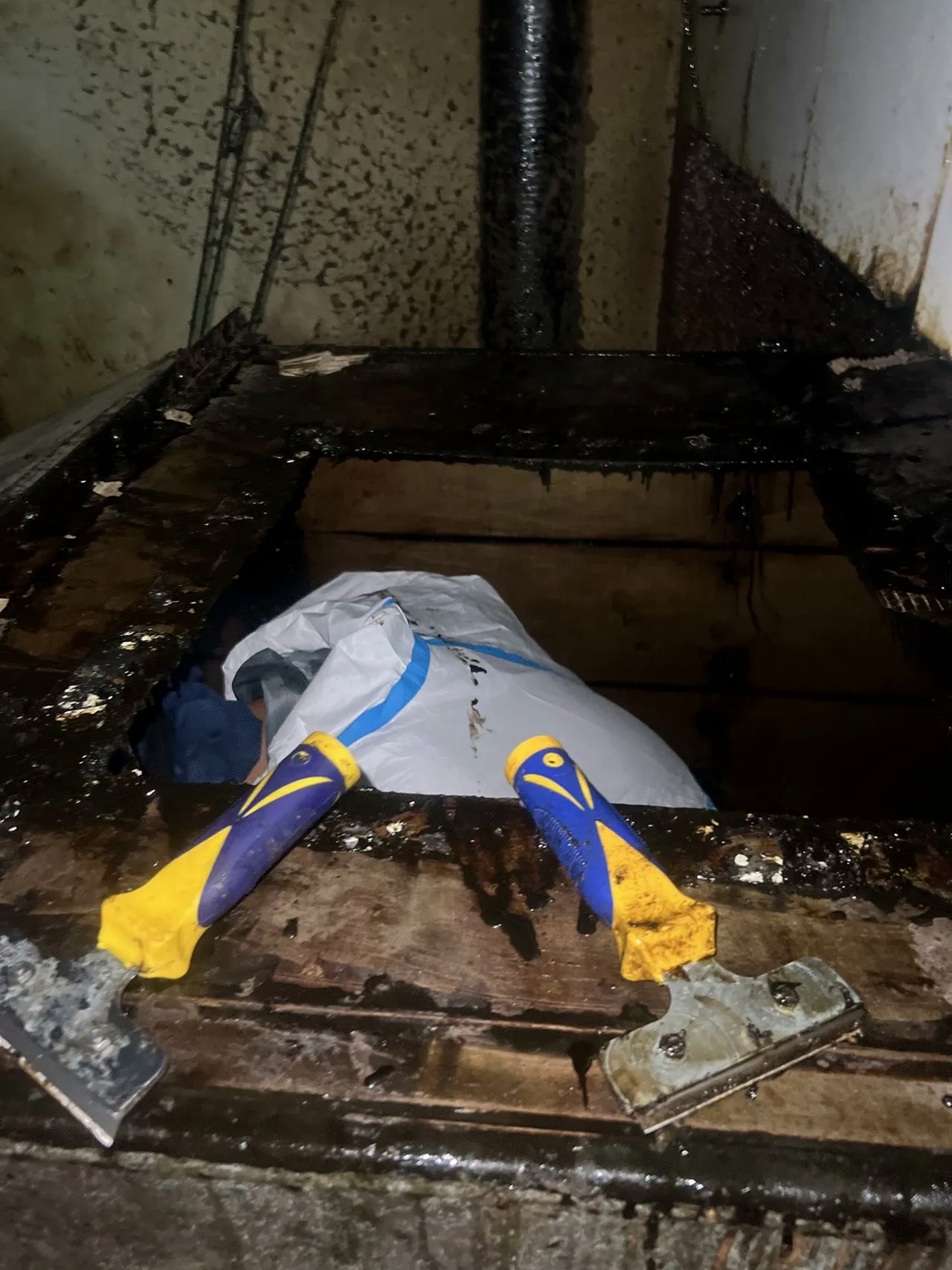 专业油烟机清洗服务到家，厨房的清新卫士守护健康烹饪时光 - 清洗前 - 郑州天得一国家一级资质团队作业实拍