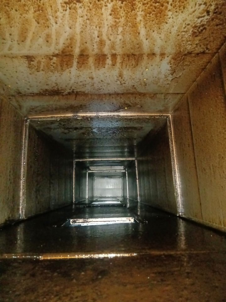 专业油烟机清洗，厨房空气如画般清新雅致，烹饪更添健康与品味 - 清洗前 - 郑州天得一国家一级资质团队作业实拍