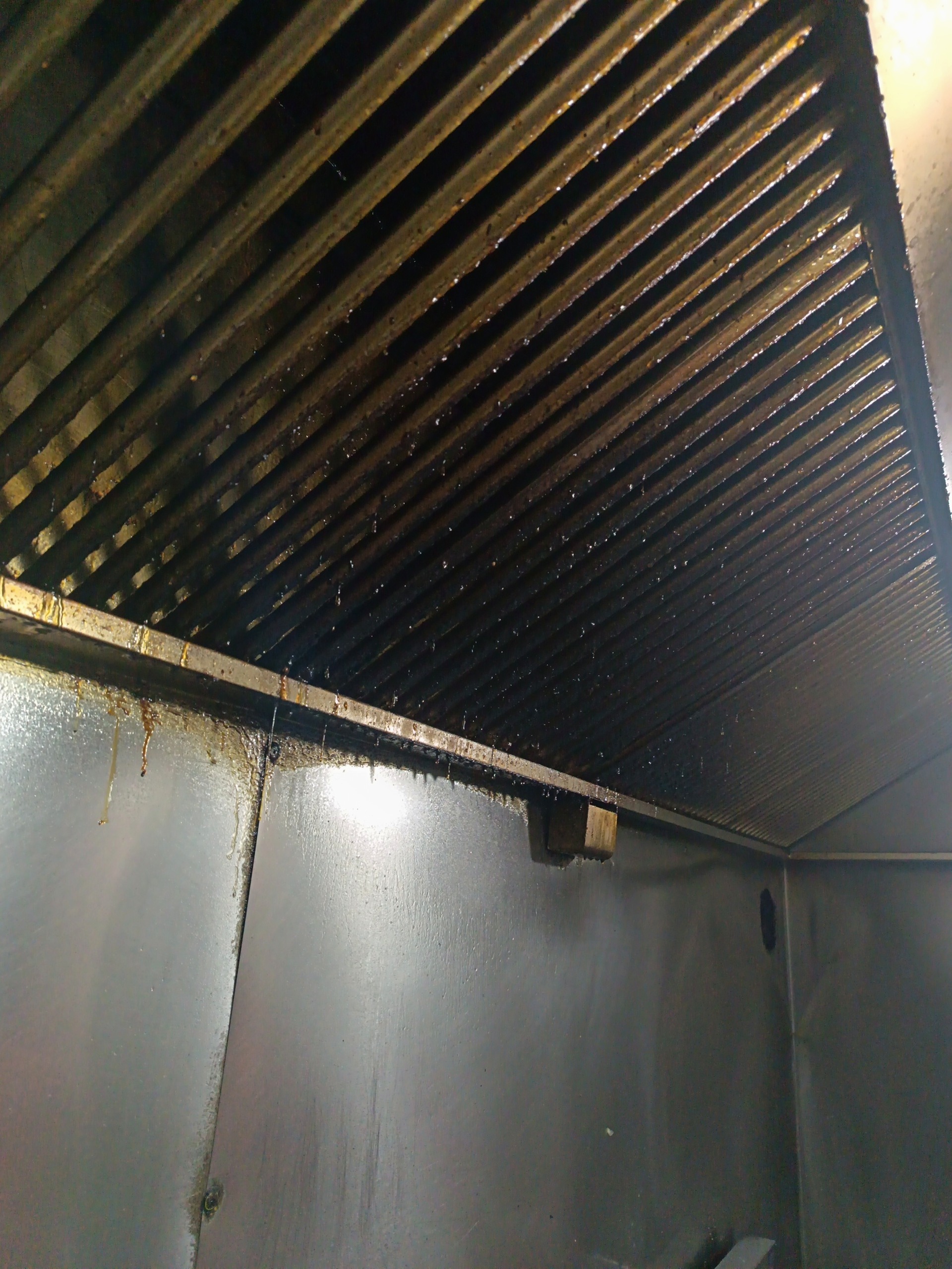 油烟机清洗特惠季，厨房洁净明亮如新，清新生活从厨房的每一刻绽放 - 清洗前 - 郑州天得一国家一级资质团队作业实拍