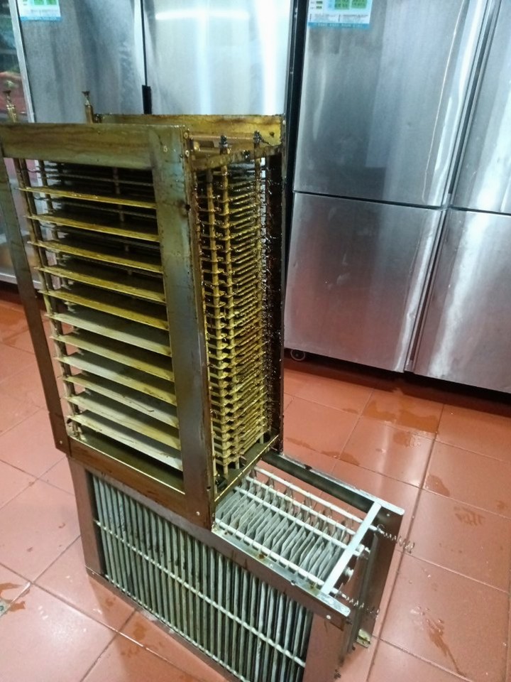 深度油烟机清洁，厨房空气回归自然清新，烹饪更享宁静与清新 - 清洗前 - 郑州天得一国家一级资质团队作业实拍