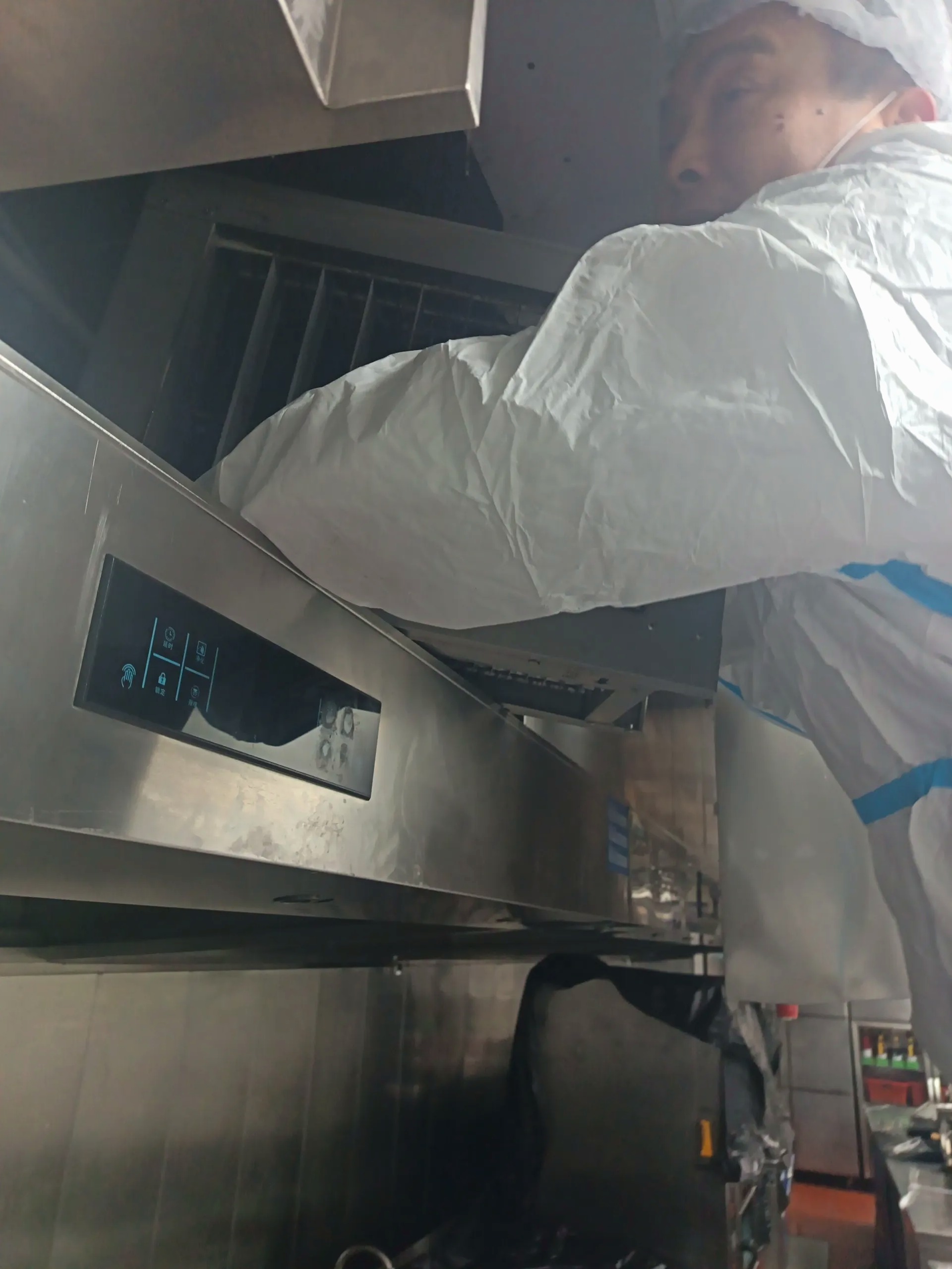 厨房油烟机全面净化，油烟烦恼去无踪，清新厨房更舒适宜人生活 - 清洗前 - 郑州天得一国家一级资质团队作业实拍