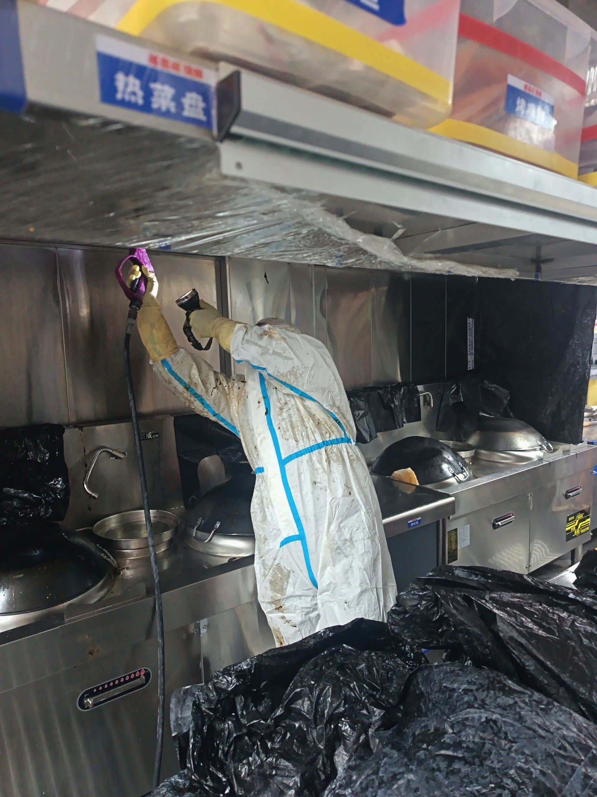 油烟机清洗特惠风暴，洁净厨房，清新空气烹饪更自在享受每一刻 - 清洗前 - 郑州天得一国家一级资质团队作业实拍