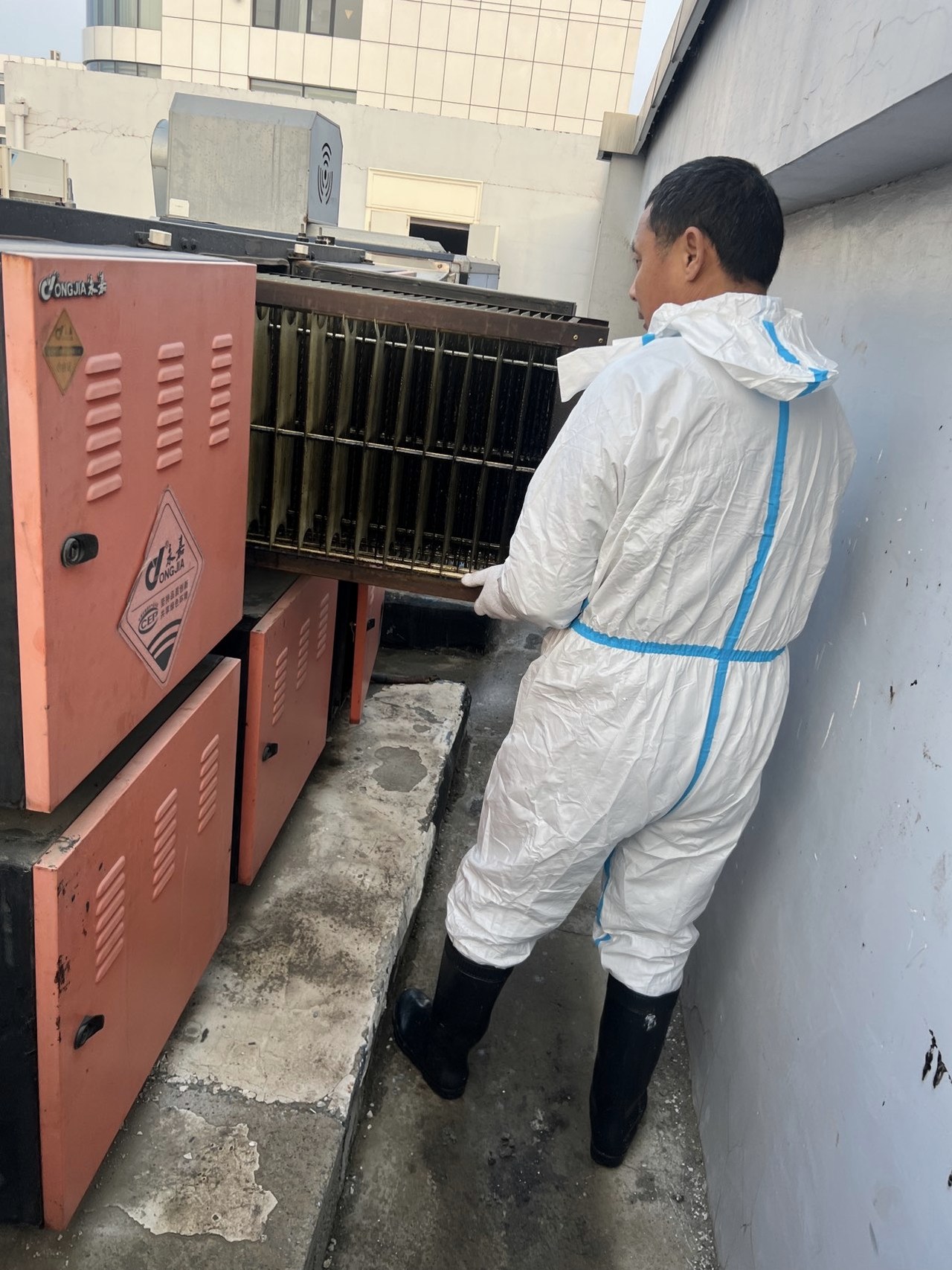 专业油烟机清洗，厨房的清新卫士，烹饪更健康、更快乐自在如风 - 清洗前 - 郑州天得一国家一级资质团队作业实拍