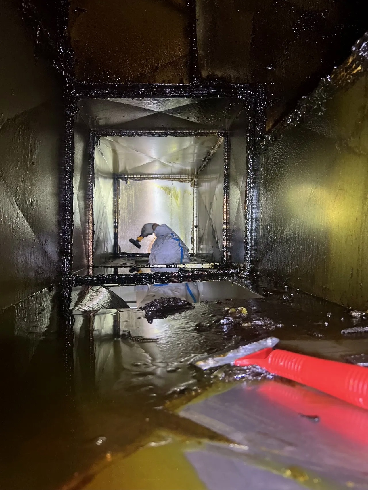 油烟机专业洗护，厨房空气再升级，烹饪时光更清新明亮动人 - 清洗前 - 郑州天得一国家一级资质团队作业实拍