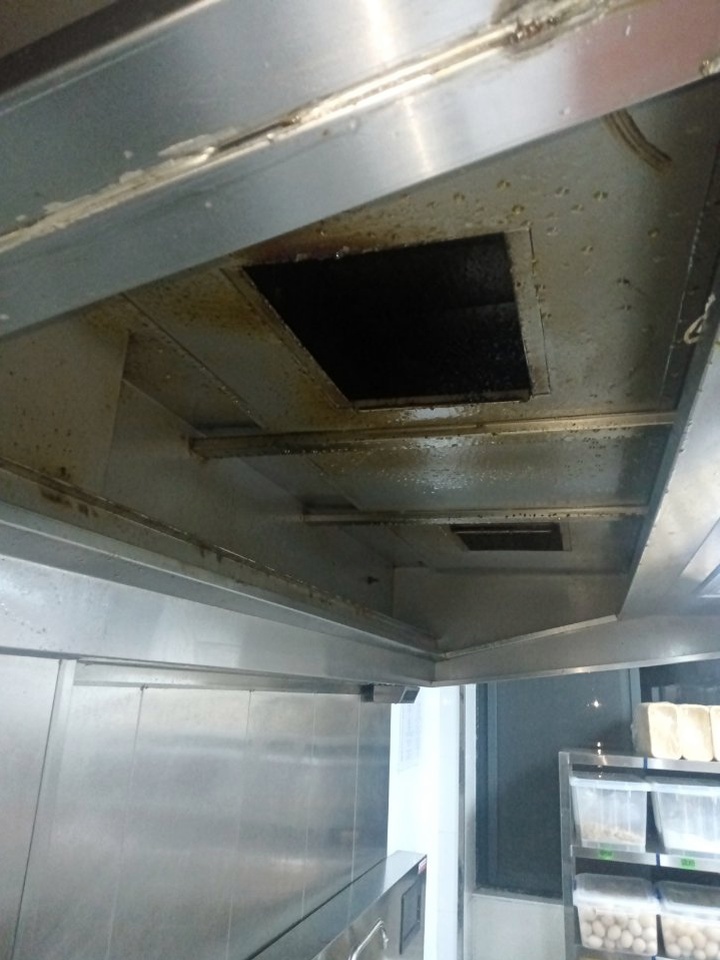 油烟机深度清洁特惠风暴，厨房新风貌，清新生活从此刻绽放 - 清洗前 - 郑州天得一国家一级资质团队作业实拍