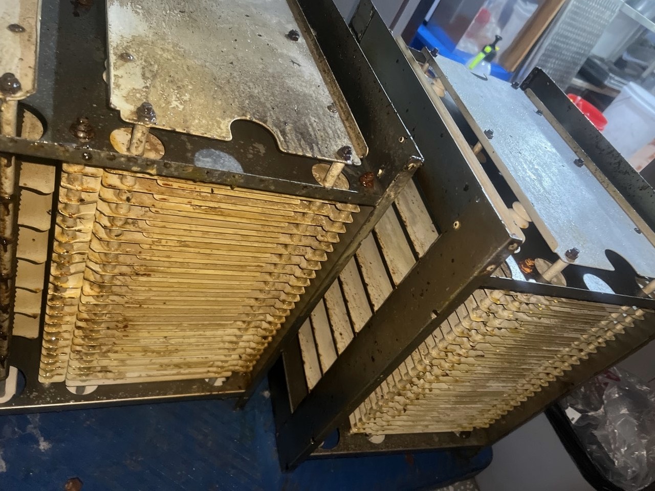 厨房油烟机全面净化，油烟烦恼一扫光，清新厨房更舒适宜人 - 清洗前 - 郑州天得一国家一级资质团队作业实拍