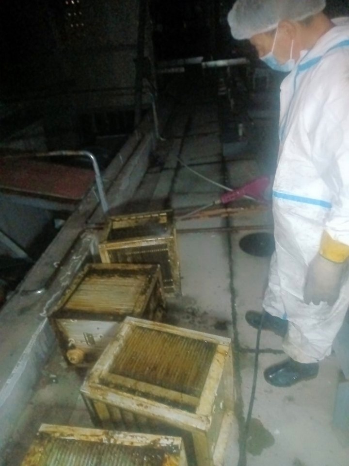 厨房油烟机全面清洗，油烟烦恼去无踪，清新烹饪更自在 - 清洗前 - 郑州天得一国家一级资质团队作业实拍