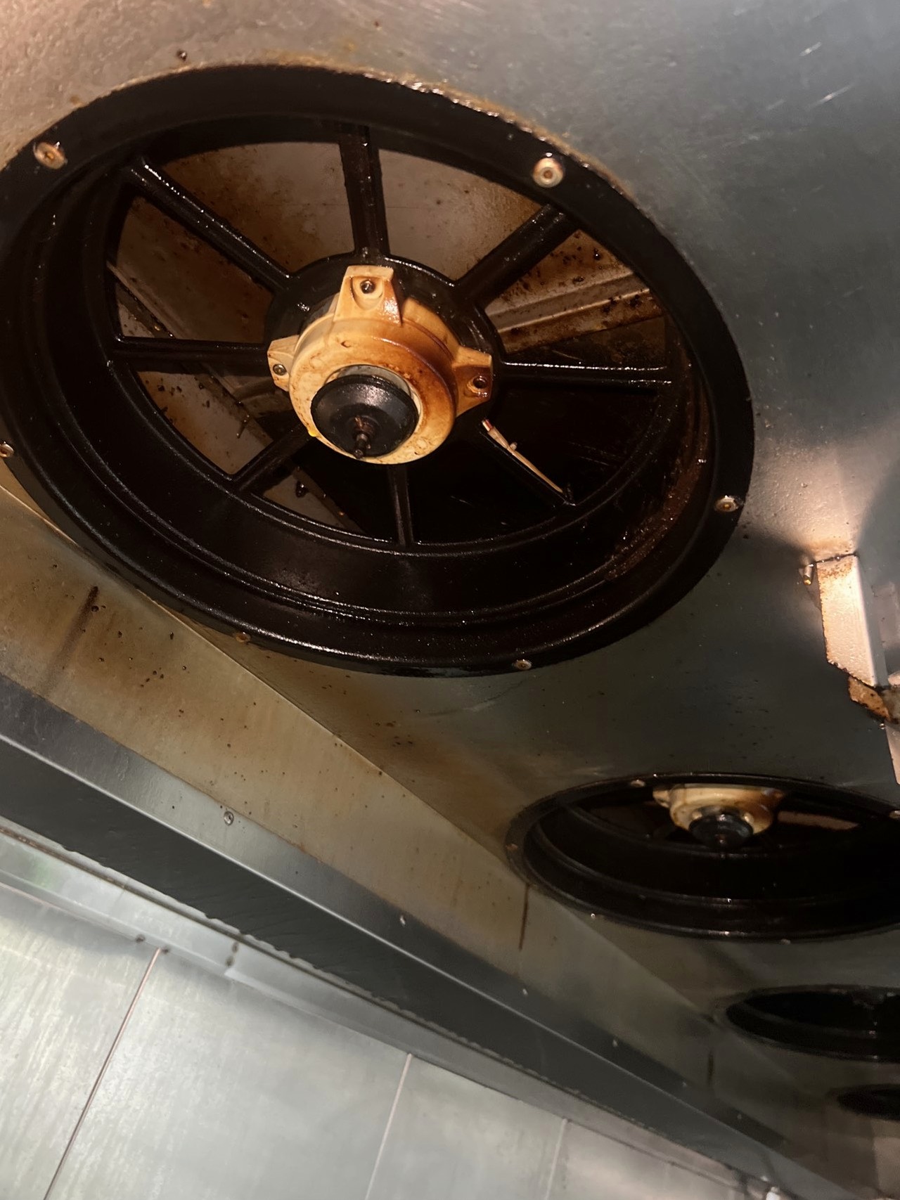 油烟机清洗特惠风暴，厨房清新升级，健康生活每一天 - 清洗前 - 郑州天得一国家一级资质团队作业实拍