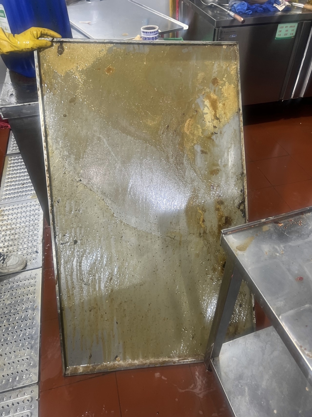 专业油烟机清洗，厨房空气再进化，烹饪时光更添清新色彩 - 清洗前 - 郑州天得一国家一级资质团队作业实拍