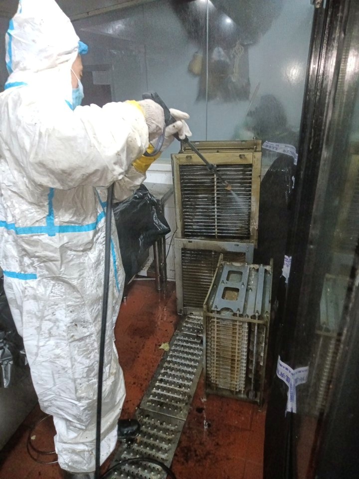 厨房油烟机全面革新，告别油烟困扰，清新烹饪环境等你体验 - 清洗前 - 郑州天得一国家一级资质团队作业实拍