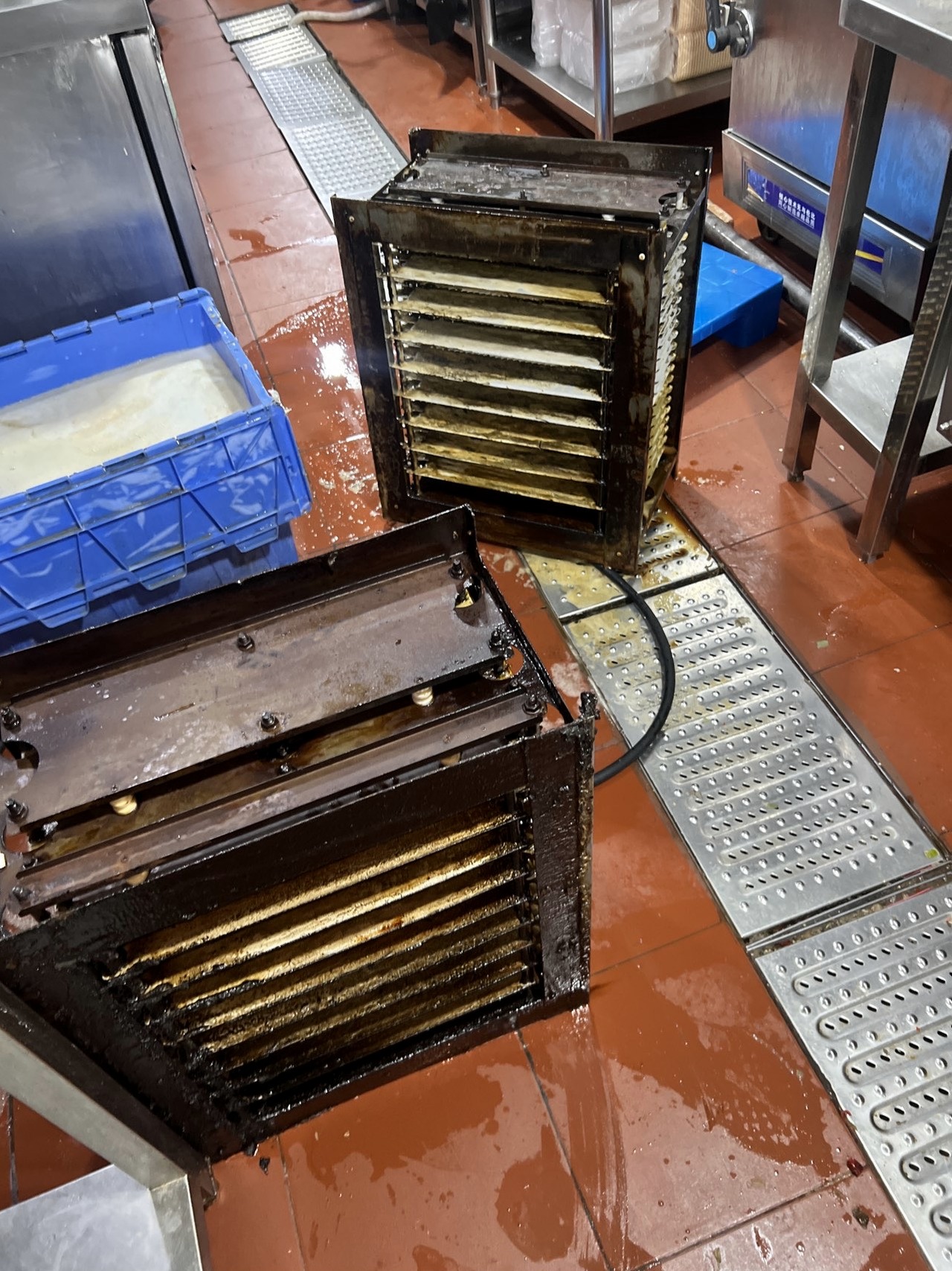 专业油烟机清洗，厨房油烟烦恼去无踪，清新烹饪时光更自由 - 清洗前 - 郑州天得一国家一级资质团队作业实拍