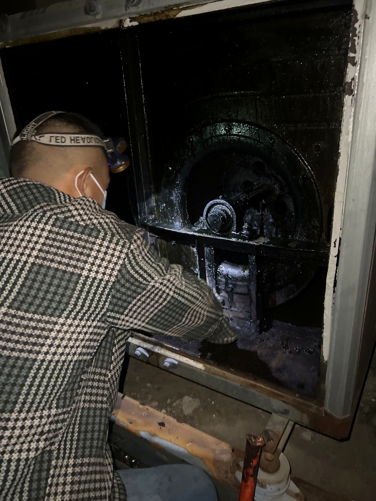 油烟机深度洗护特惠，厨房空间更明亮，烹饪时光因清新而美好 - 清洗前 - 郑州天得一国家一级资质团队作业实拍