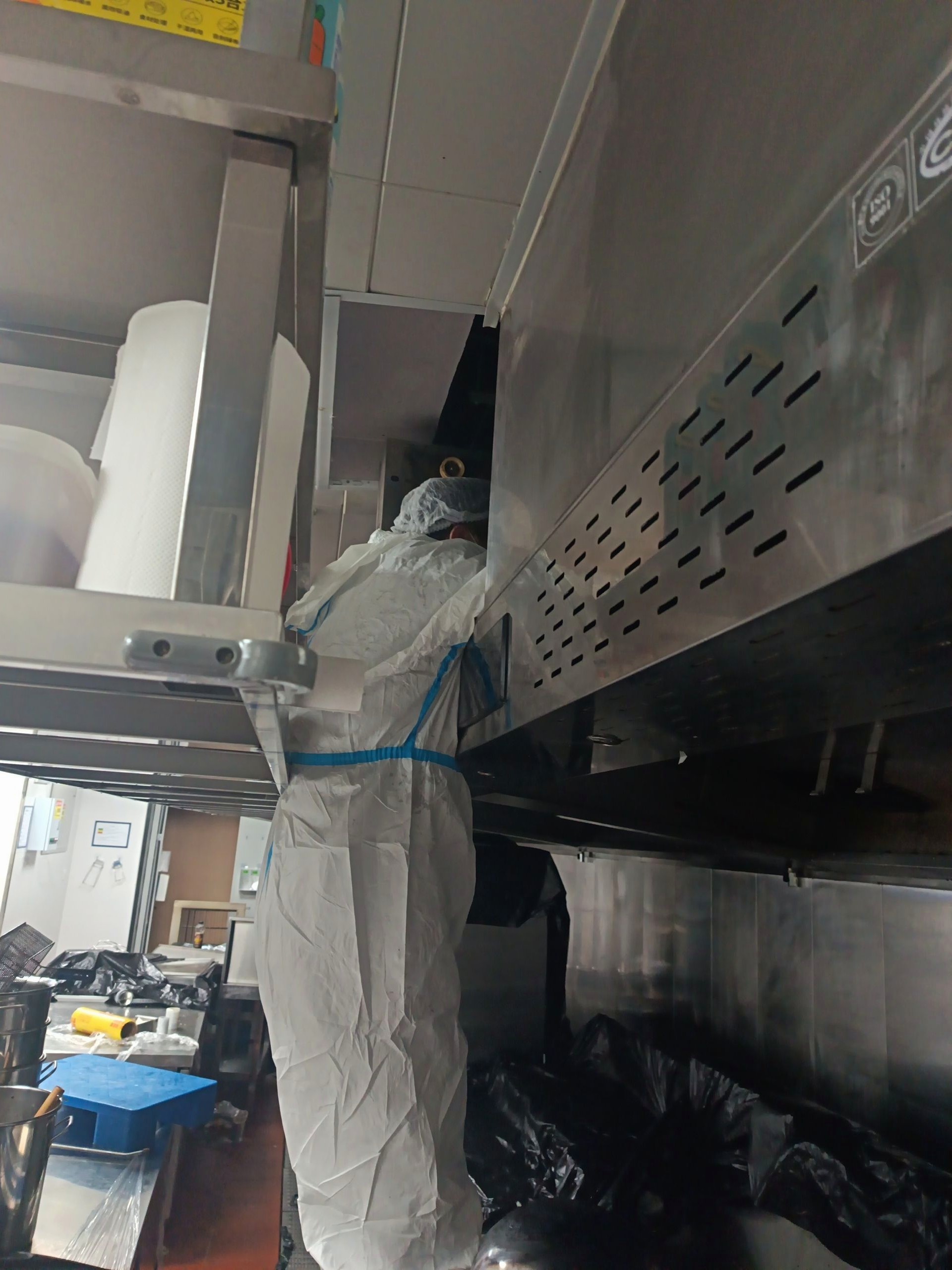 油烟机清洗特惠风暴，厨房空气更清新，烹饪时光更自由无拘 - 清洗前 - 郑州天得一国家一级资质团队作业实拍