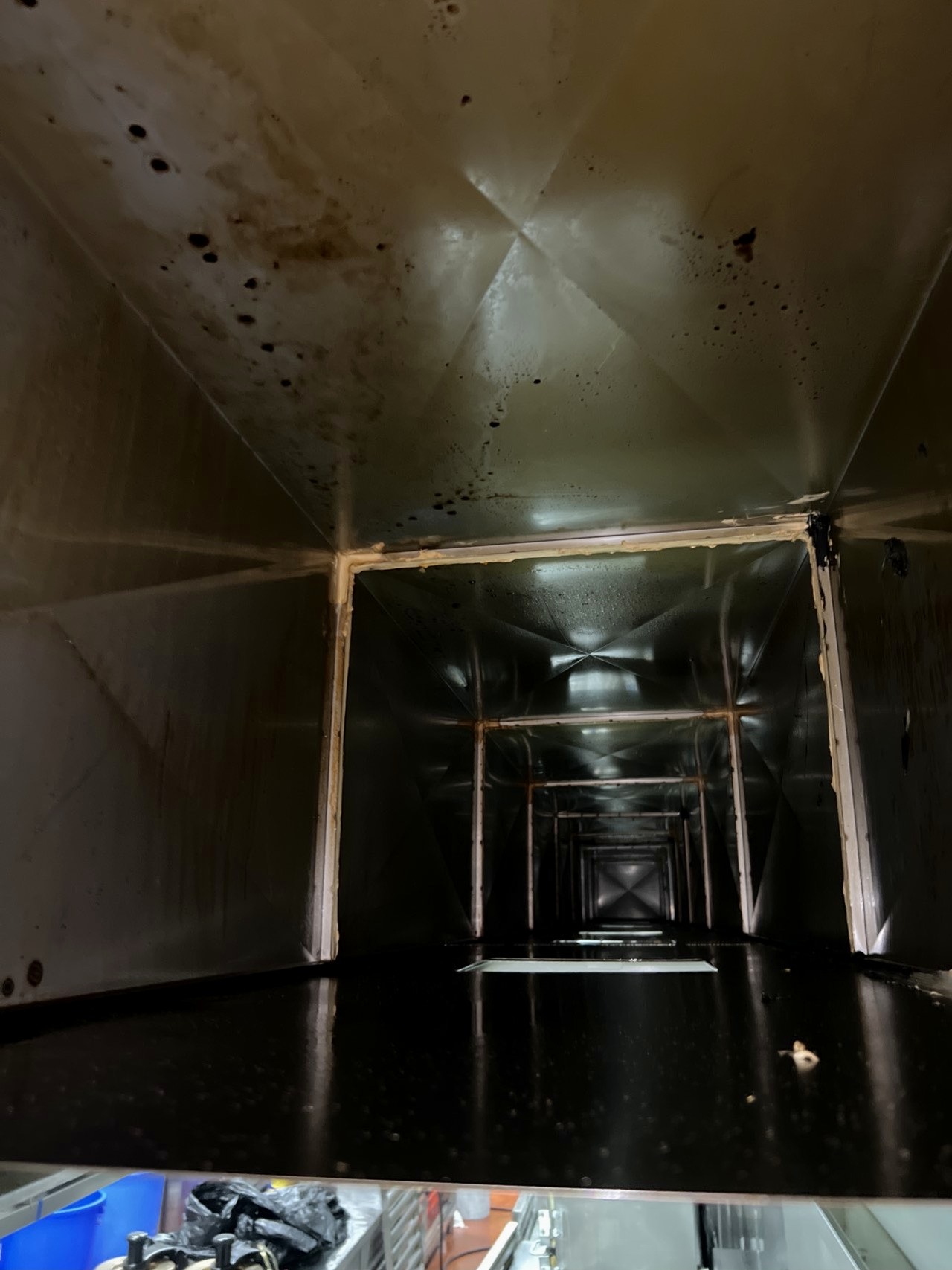 油烟机深度洗护特惠，厨房环境更整洁，烹饪时光更宁静致远 - 清洗前 - 郑州天得一国家一级资质团队作业实拍