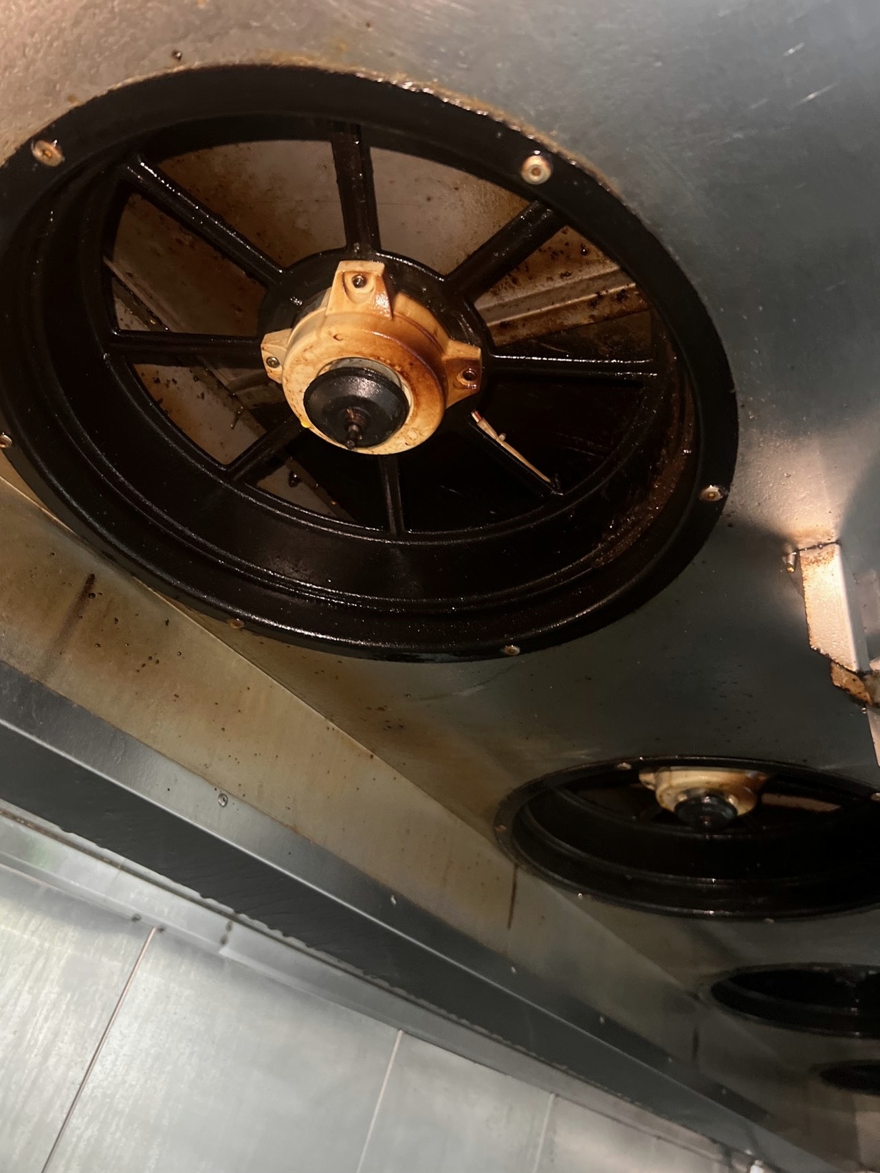 油烟机清洗专家，厨房油烟烦恼一扫而空，清新烹饪更自在 - 清洗前 - 郑州天得一国家一级资质团队作业实拍