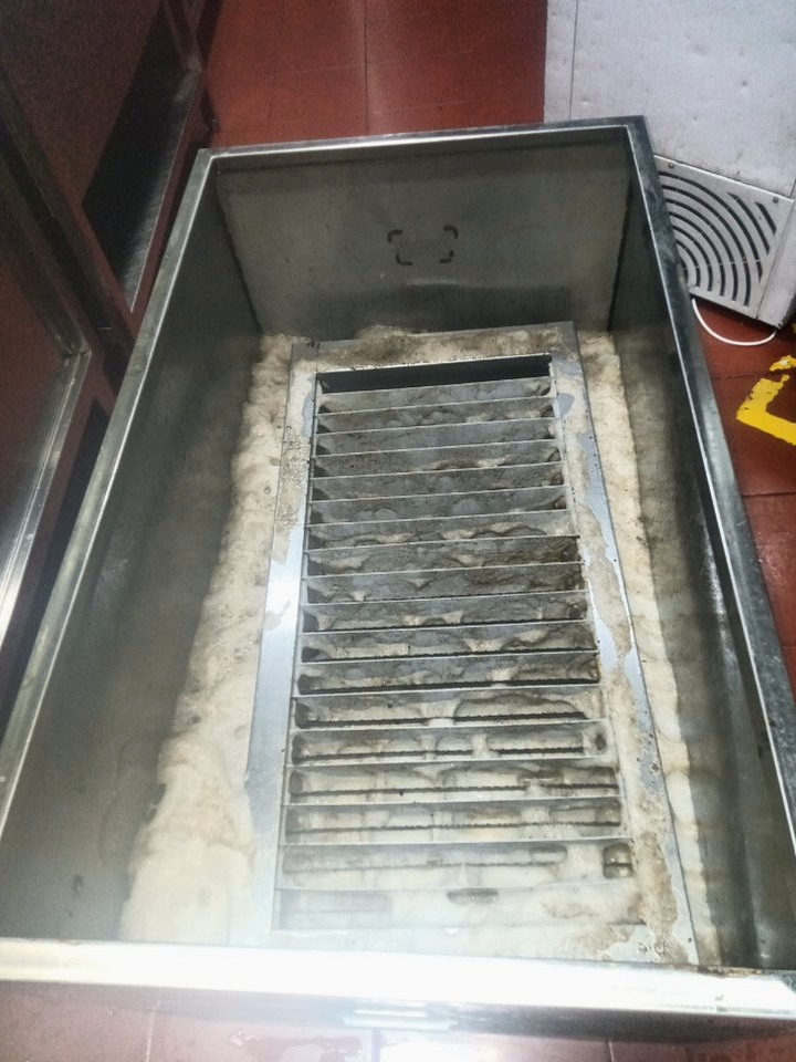 专业油烟机清洗，厨房油烟去无踪，清新烹饪更雅致 - 清洗前 - 郑州天得一国家一级资质团队作业实拍