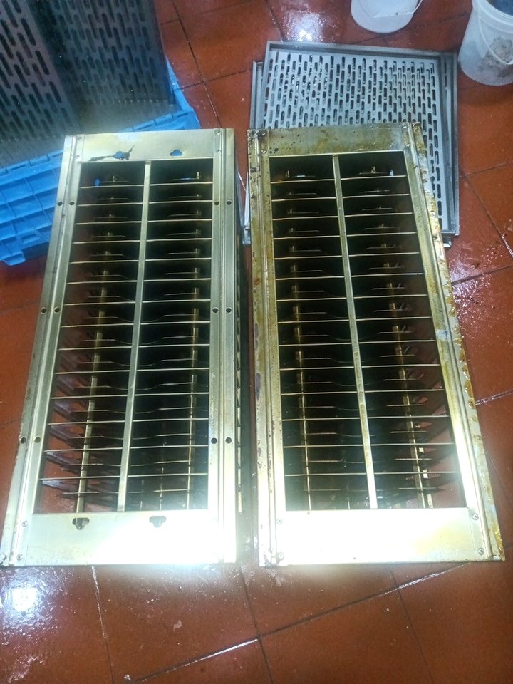 油烟机清洗特惠季，厨房洁净明亮，烹饪时光更清新宁静 - 清洗前 - 郑州天得一国家一级资质团队作业实拍