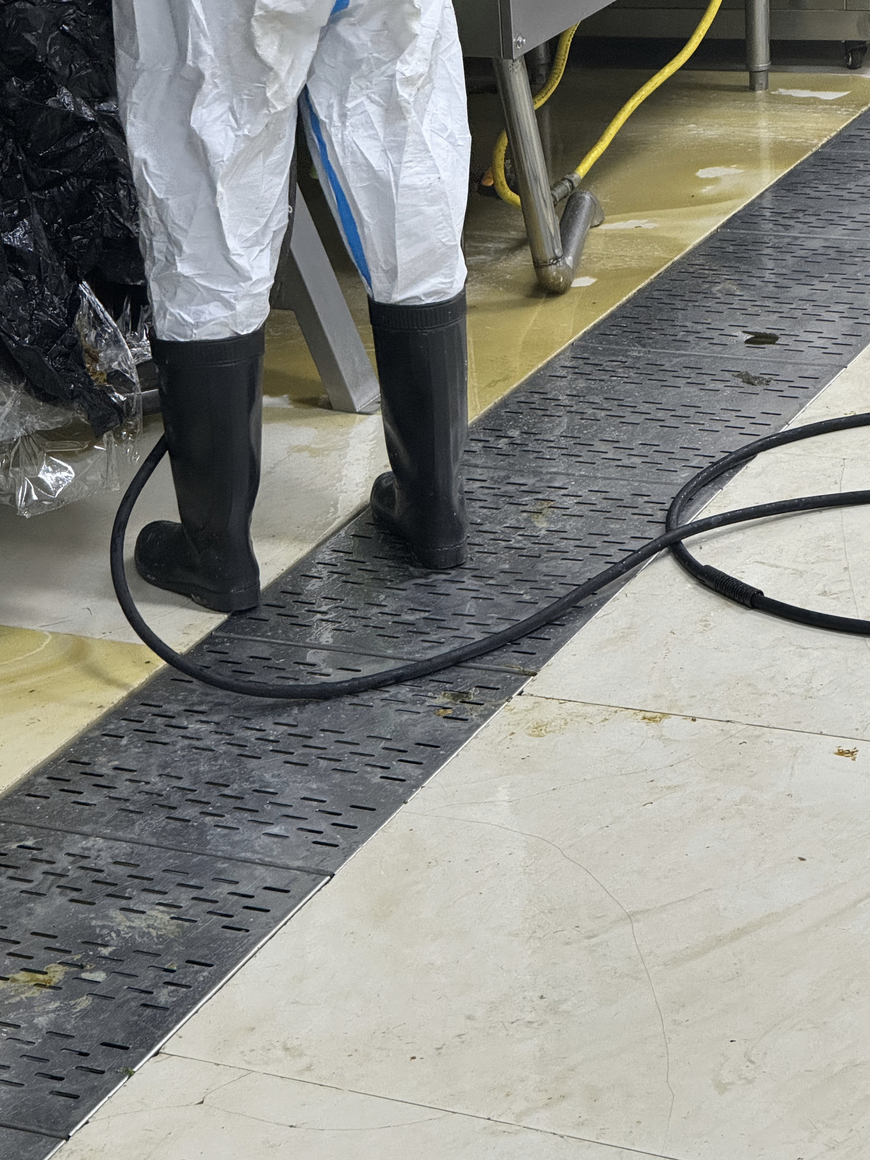 油烟机深度洗护特惠，厨房环境更整洁有序，烹饪更享清新 - 清洗前 - 郑州天得一国家一级资质团队作业实拍