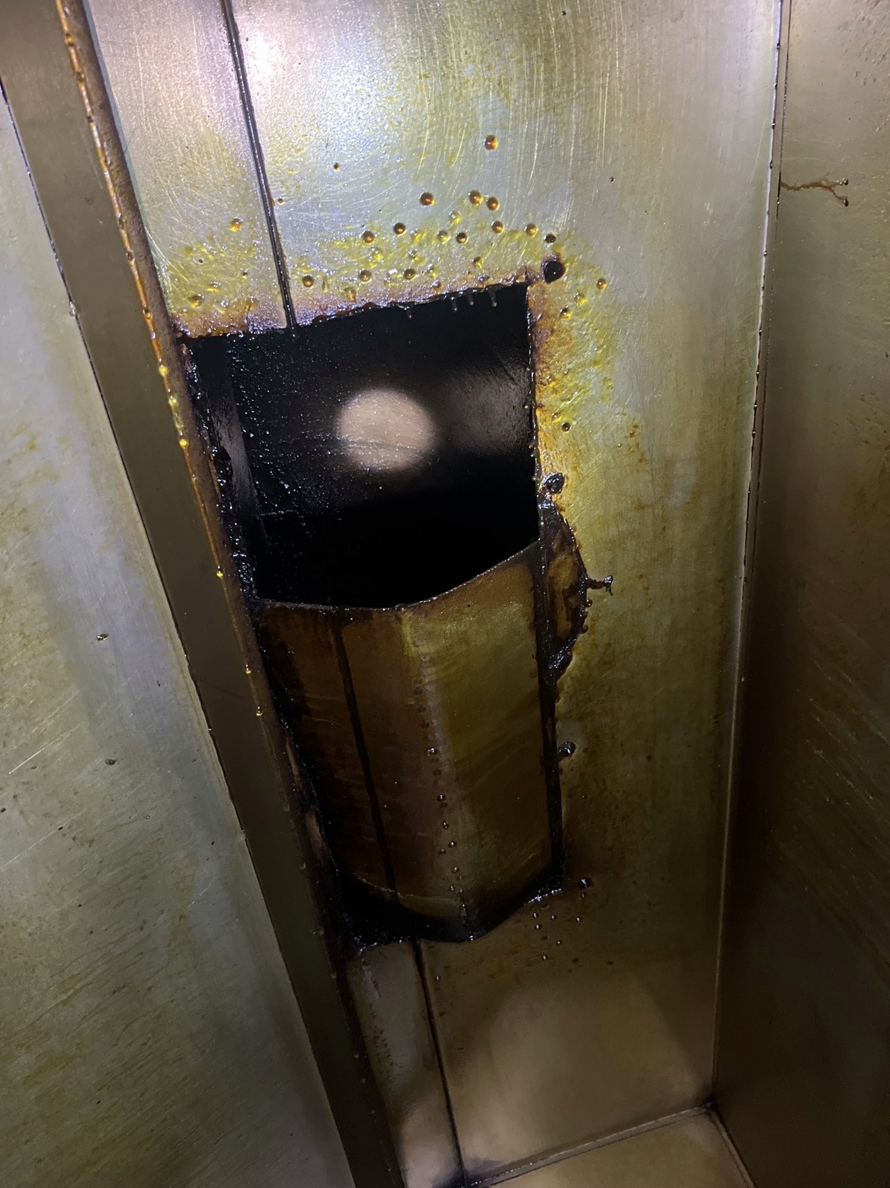 专业油烟机清洗，厨房空间更宽敞，烹饪时光更宁静 - 清洗前 - 郑州天得一国家一级资质团队作业实拍