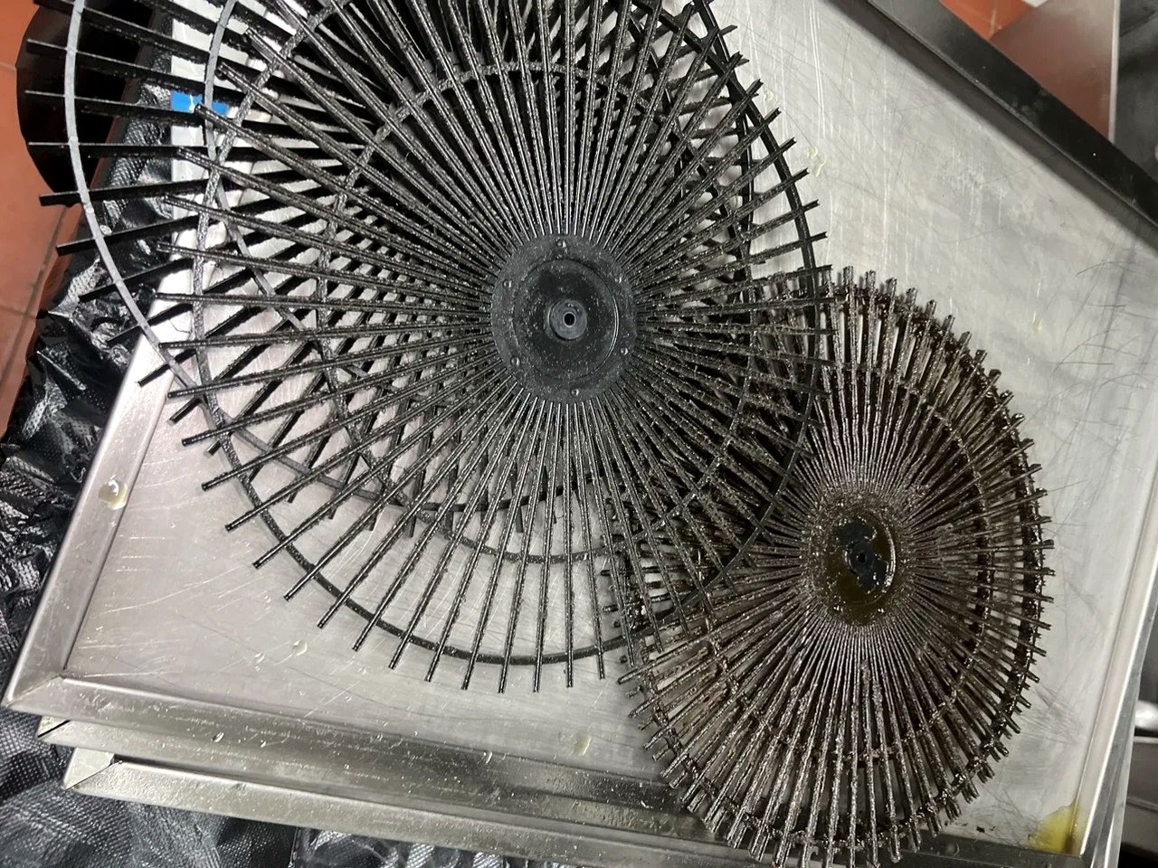 油烟机清洗专家，厨房油烟烦恼一扫而空，清新烹饪更畅快 - 清洗前 - 郑州天得一国家一级资质团队作业实拍