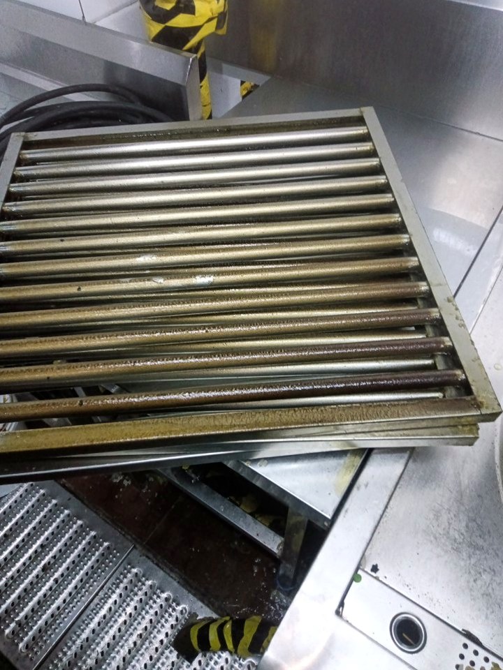 油烟机清洗特惠季，厨房洁净明亮，烹饪时光更清新 - 清洗前 - 郑州天得一国家一级资质团队作业实拍