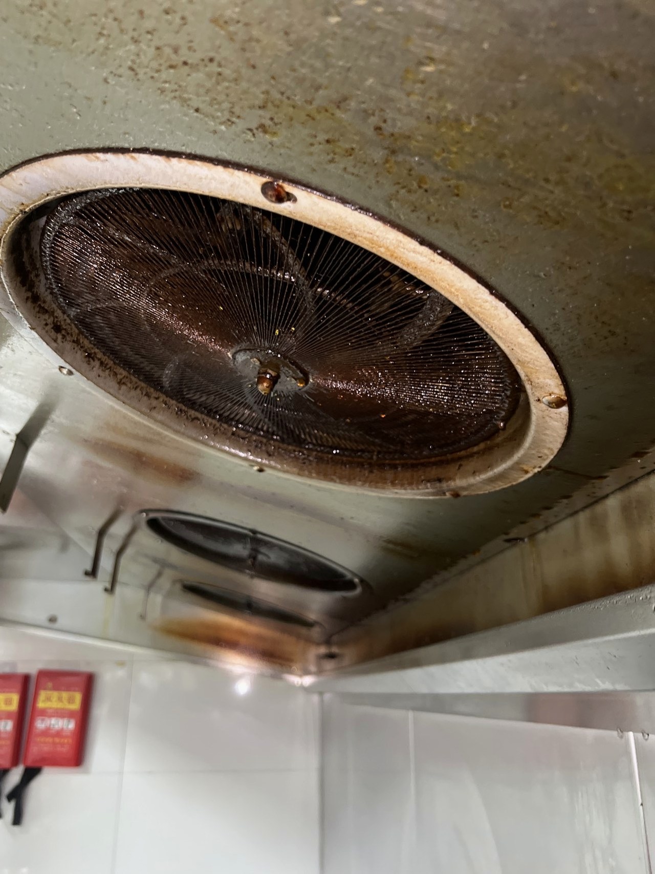 油烟机清洗专家，厨房油烟烦恼一扫光，清新烹饪更畅快 - 清洗前 - 郑州天得一国家一级资质团队作业实拍