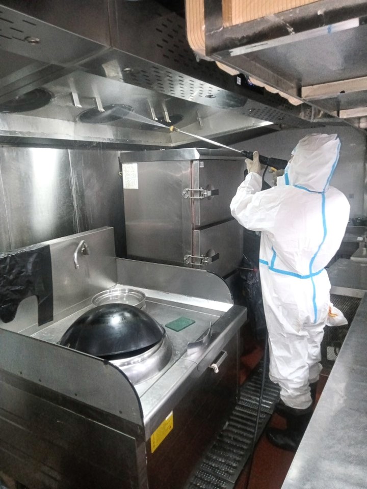 油烟机深度清洁特惠，厨房环境更宜人，烹饪更享清新宁静 - 清洗前 - 郑州天得一国家一级资质团队作业实拍