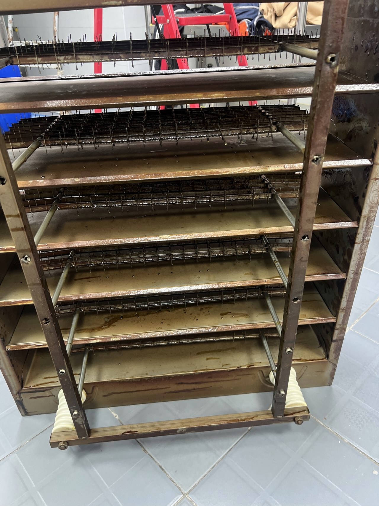 油烟机清洗特惠风暴，厨房洁净明亮，烹饪健康每一天 - 清洗前 - 郑州天得一国家一级资质团队作业实拍