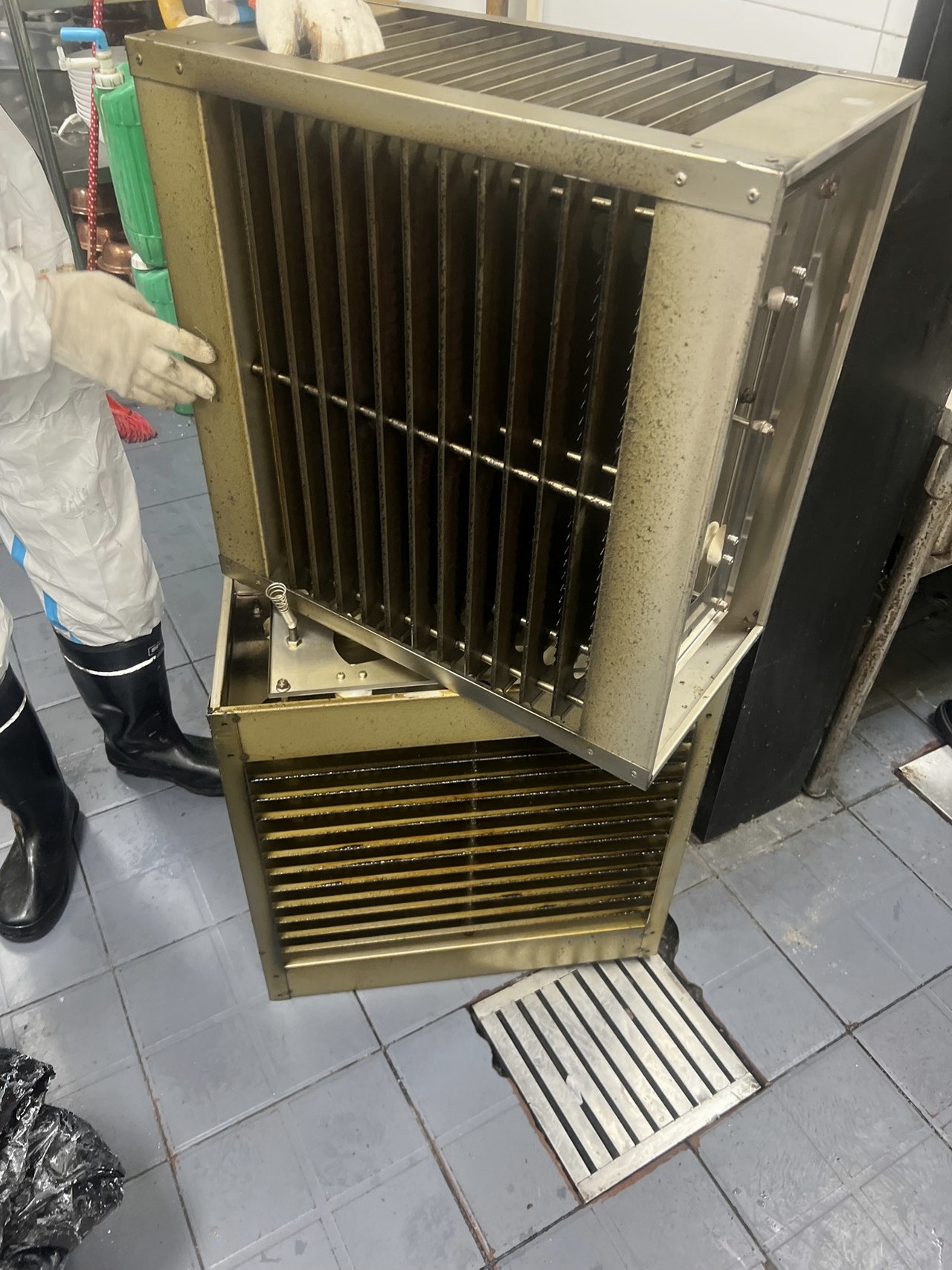 油烟机清洗新体验，厨房空气再进化，烹饪更享绿色生活 - 清洗前 - 郑州天得一国家一级资质团队作业实拍